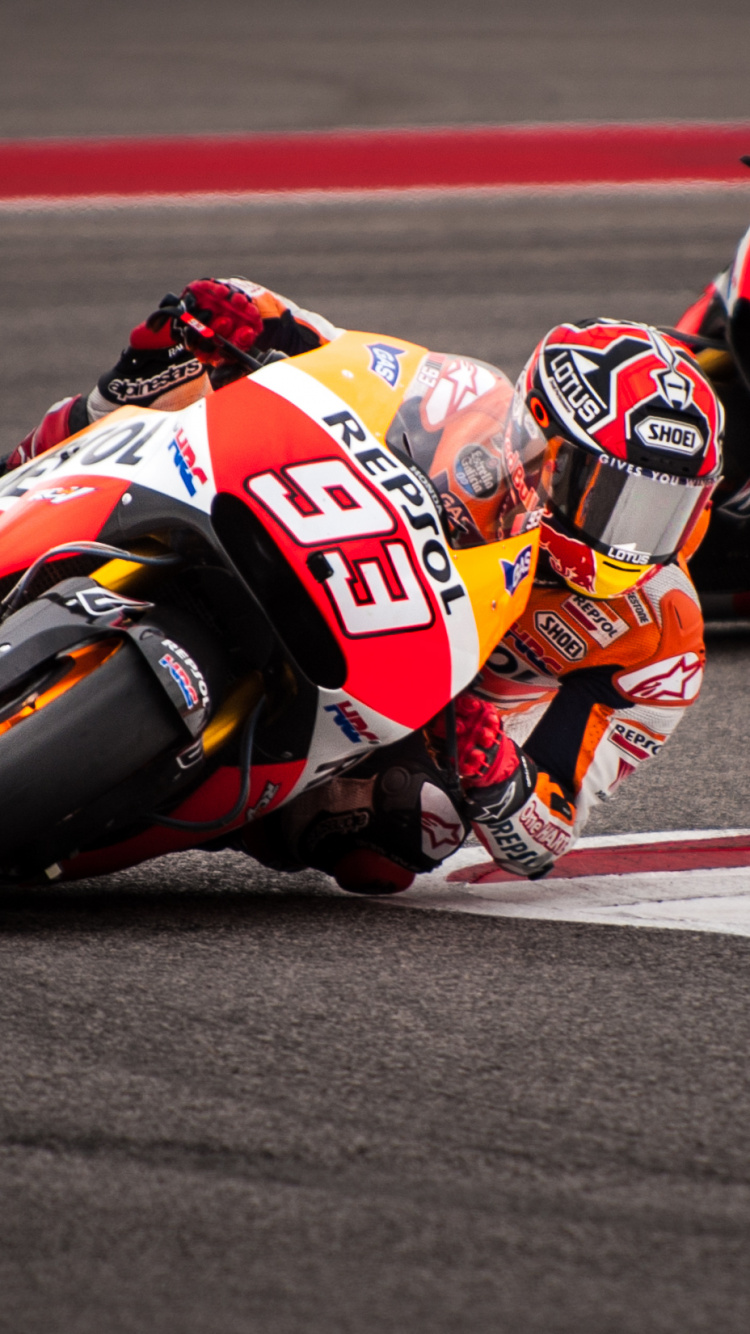 Mann im Orangen Und Schwarzen Rennanzug, Der Auf Sportrad Fährt Riding. Wallpaper in 750x1334 Resolution