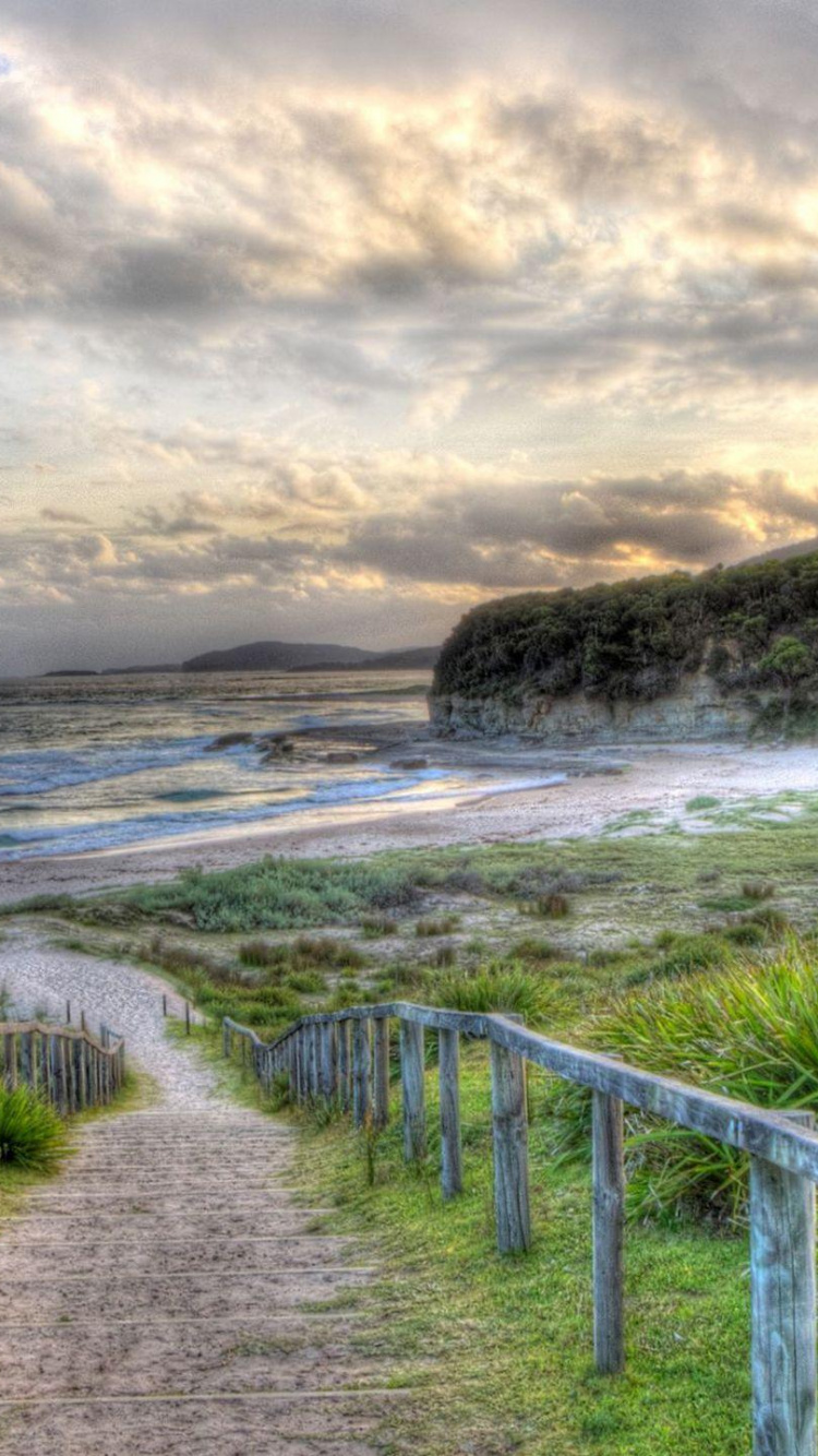 Clôture en Bois Marron au Bord de la Mer Pendant la Journée. Wallpaper in 750x1334 Resolution