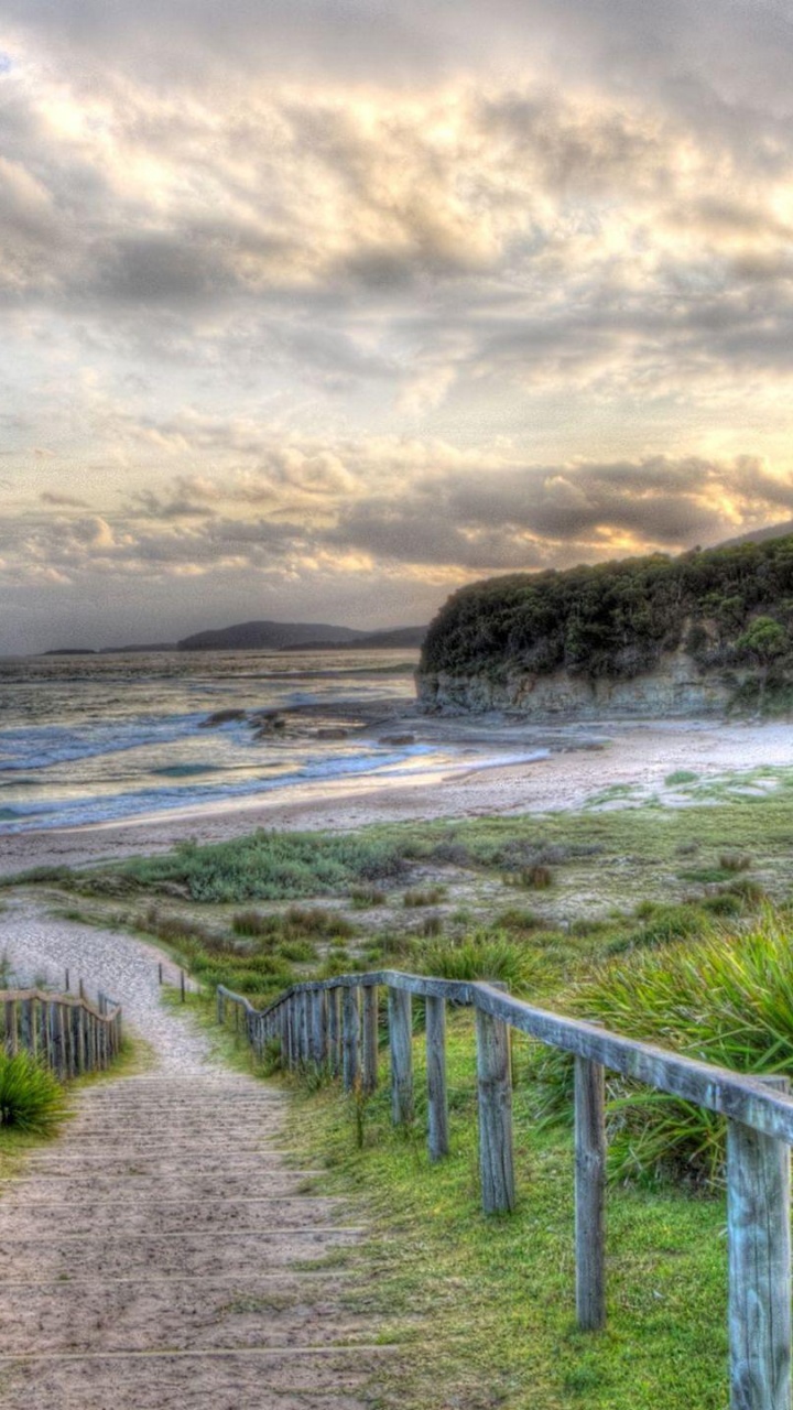 Brauner Holzzaun am Meer Tagsüber. Wallpaper in 720x1280 Resolution