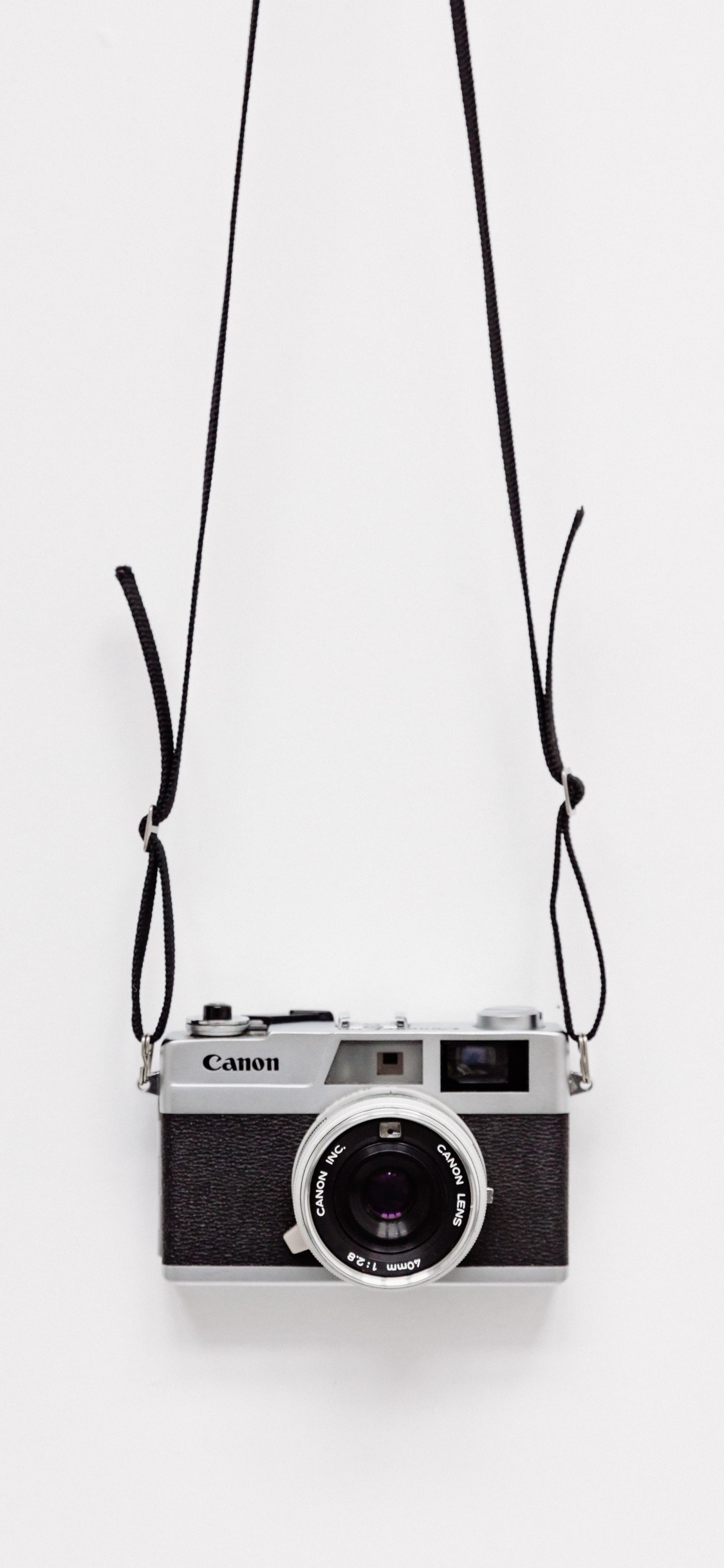 Black and Silver Point and Shoot Camera. Wallpaper in 1125x2436 Resolution