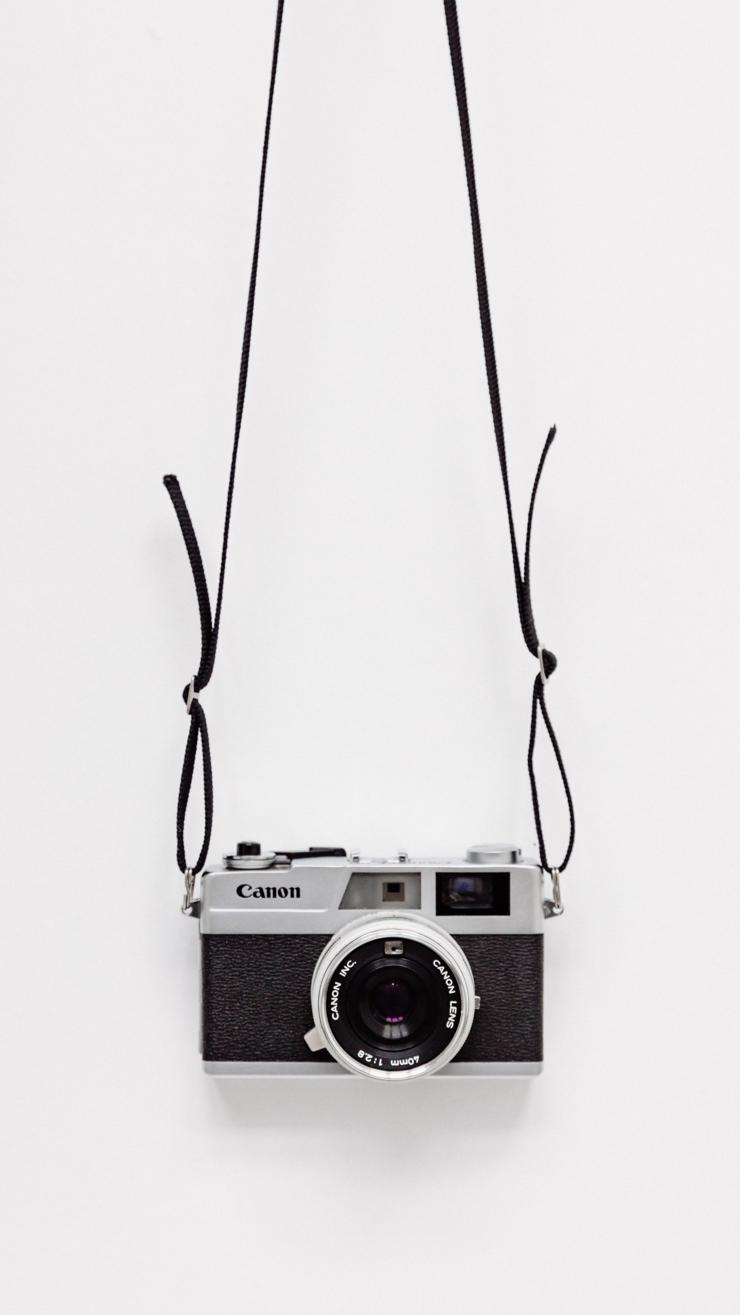 Schwarze Und Silberne Point-and-Shoot-Kamera. Wallpaper in 1440x2560 Resolution