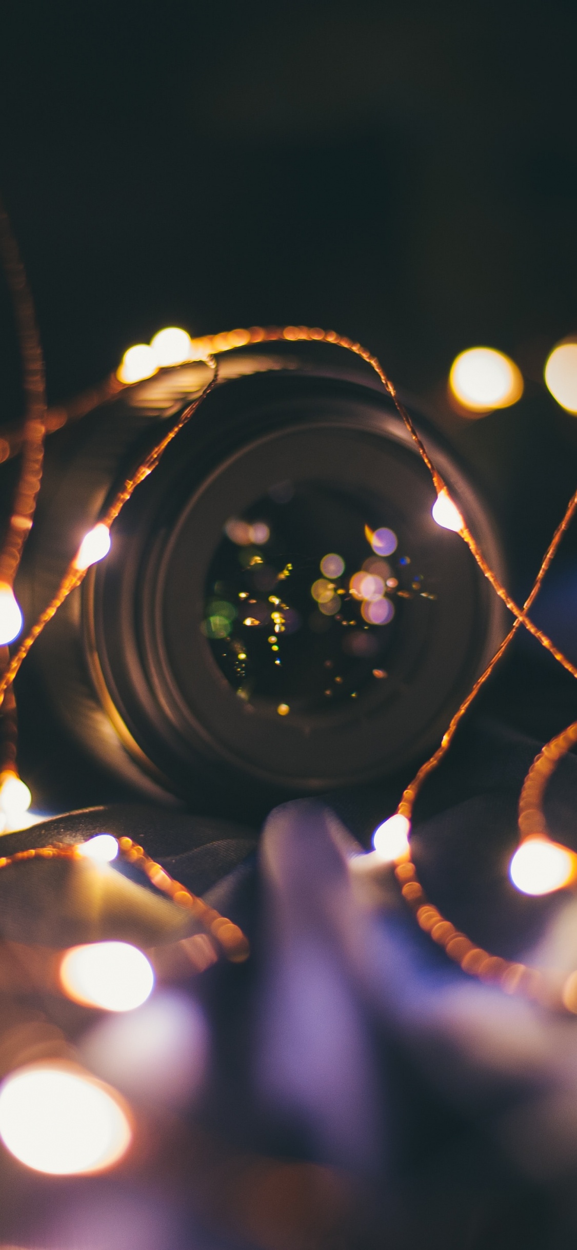 Fotografía Bokeh de Luces de Cadena.. Wallpaper in 1125x2436 Resolution