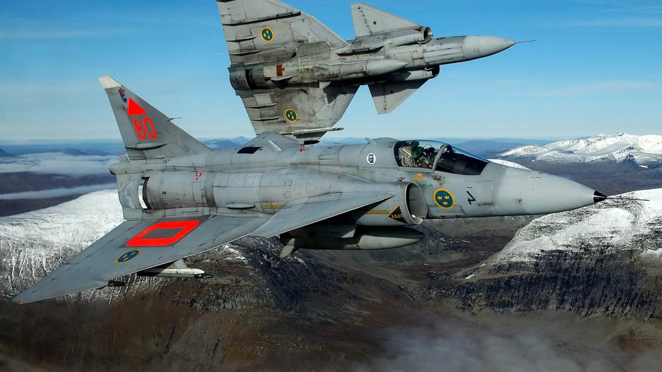 Avión de Combate Gris en la Montaña Marrón Durante el Día. Wallpaper in 1366x768 Resolution