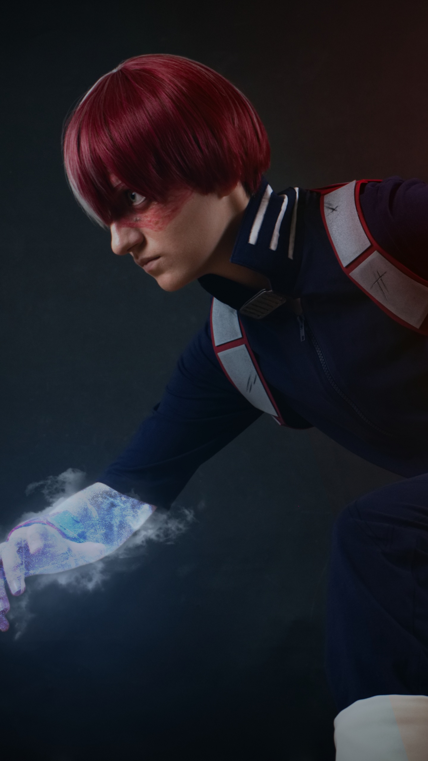 Homme en Veste Noire Tenant le Feu. Wallpaper in 1440x2560 Resolution