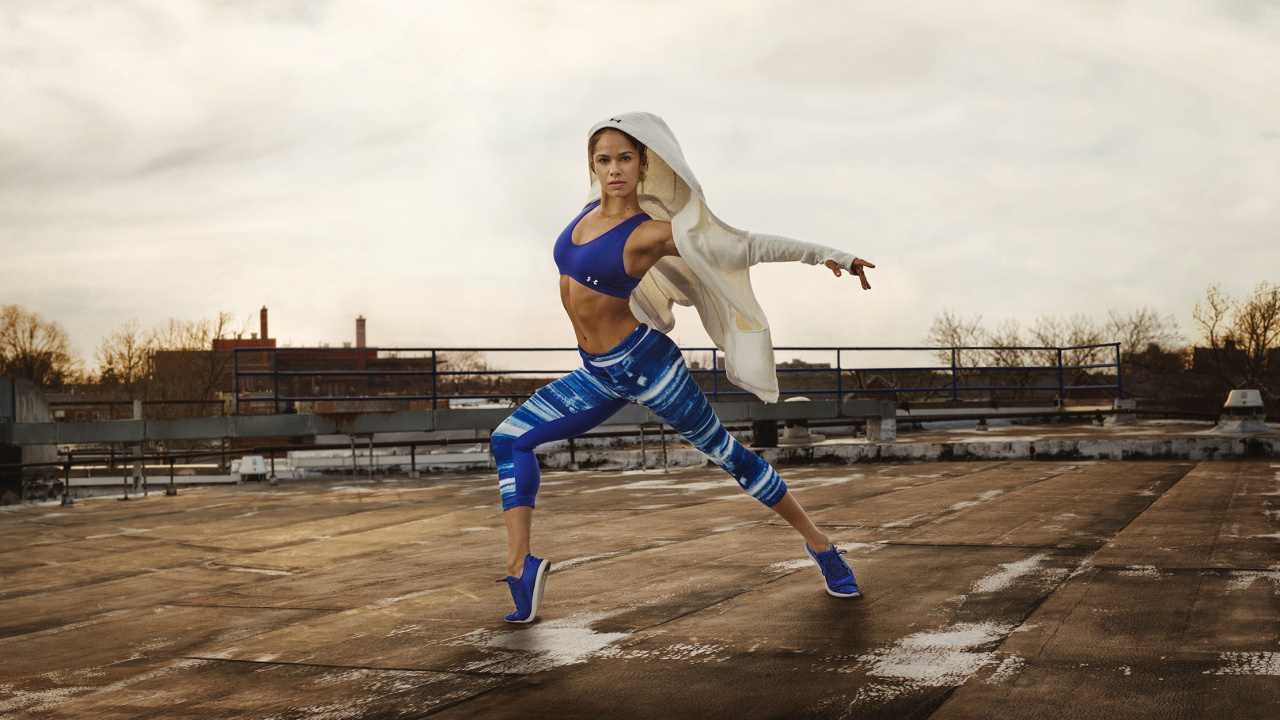 Femme en Soutien-gorge de Sport Bleu et Pantalon Blanc. Wallpaper in 1280x720 Resolution