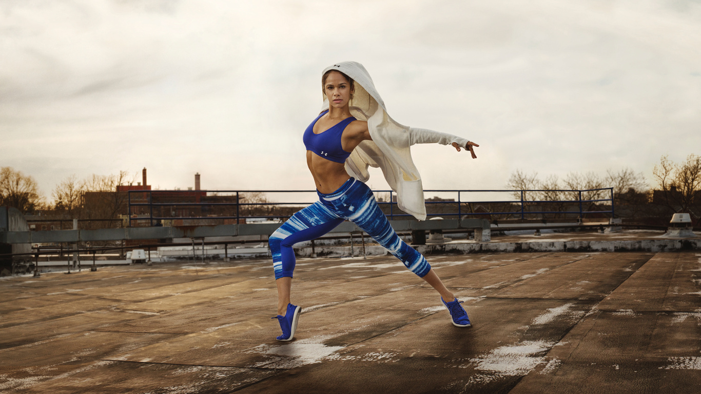 Femme en Soutien-gorge de Sport Bleu et Pantalon Blanc. Wallpaper in 1366x768 Resolution