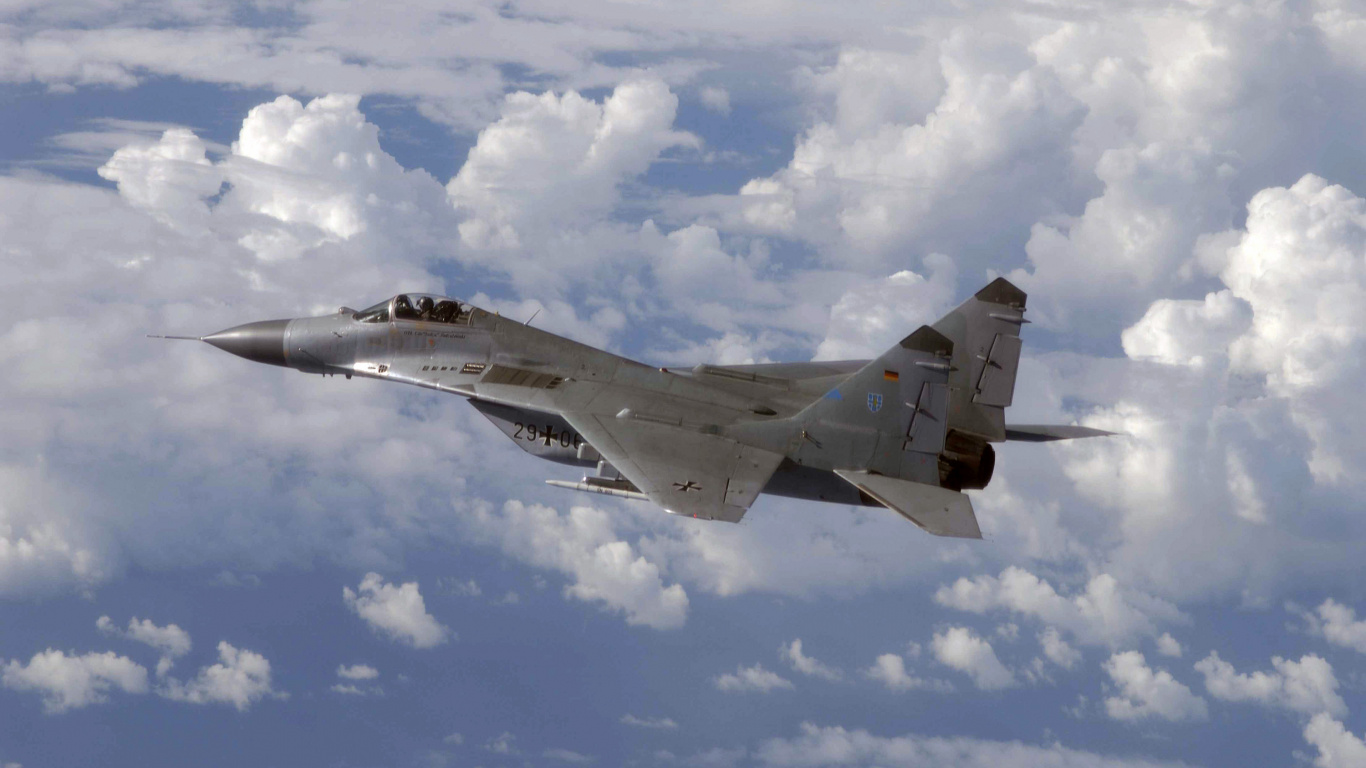 Avión de Combate Gris Volando en el Cielo Durante el Día. Wallpaper in 1366x768 Resolution