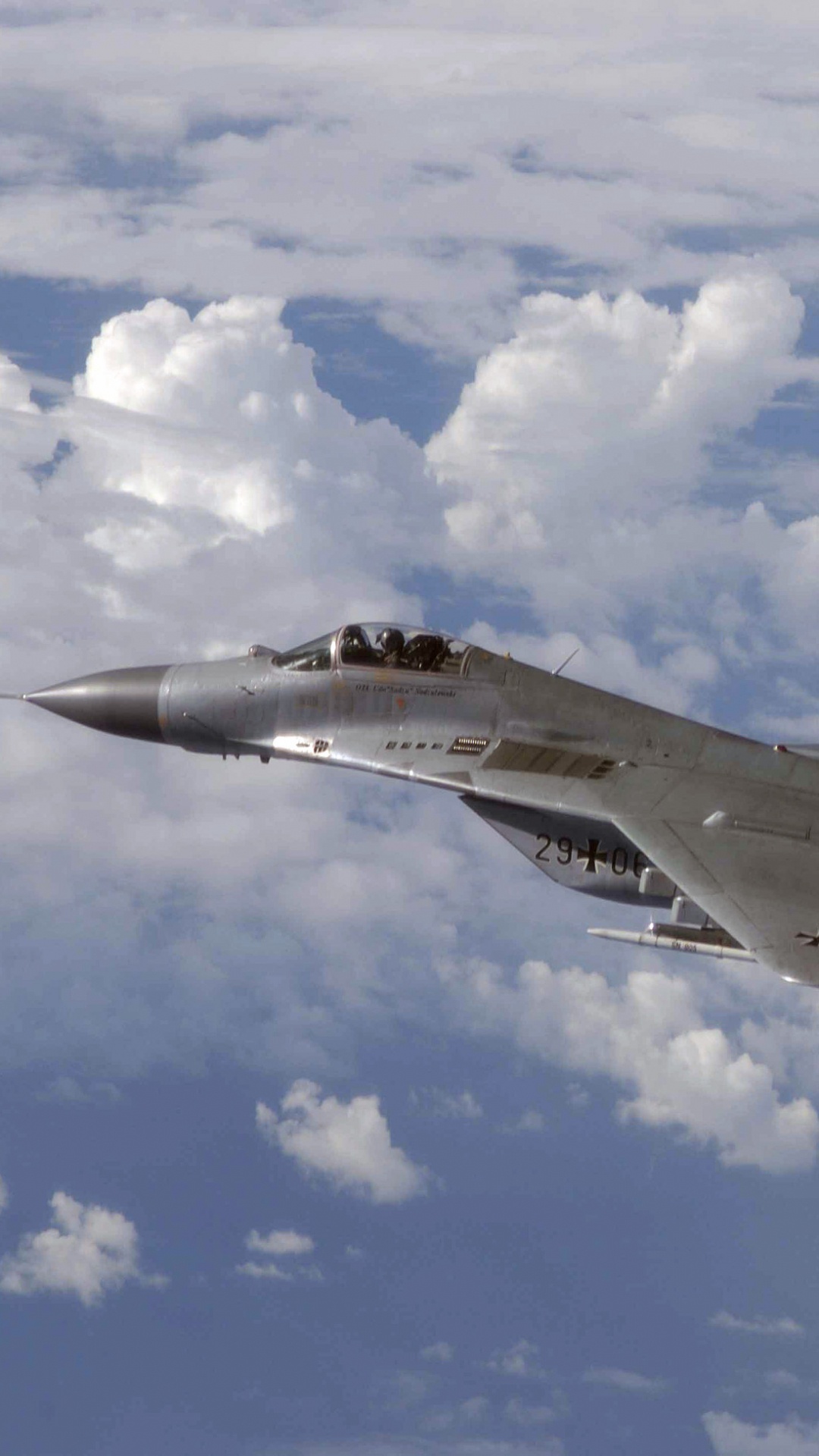 Grauer Kampfjet, Der Tagsüber in Den Himmel Fliegt. Wallpaper in 1080x1920 Resolution