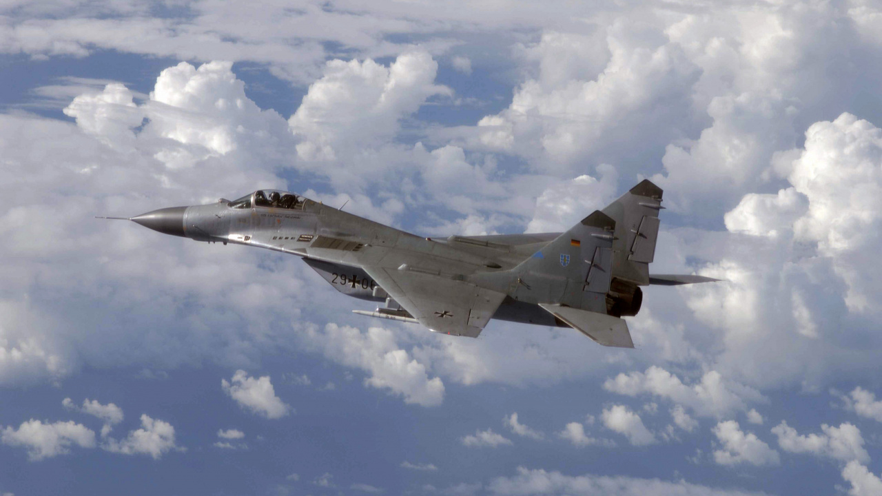 Grauer Kampfjet, Der Tagsüber in Den Himmel Fliegt. Wallpaper in 1280x720 Resolution