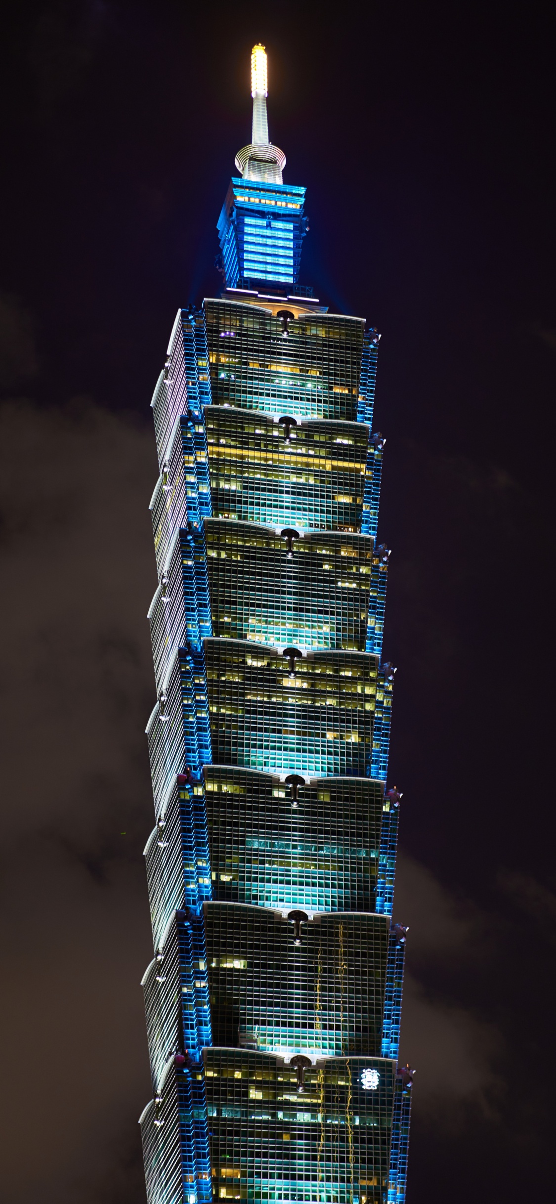 Edificio de Hormigón Marrón y Blanco. Wallpaper in 1125x2436 Resolution