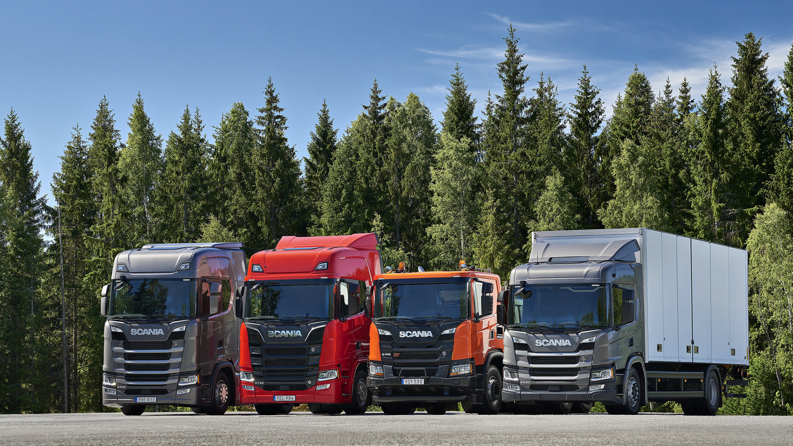 Rot-weißer LKW Tagsüber Unterwegs. Wallpaper in 2560x1440 Resolution