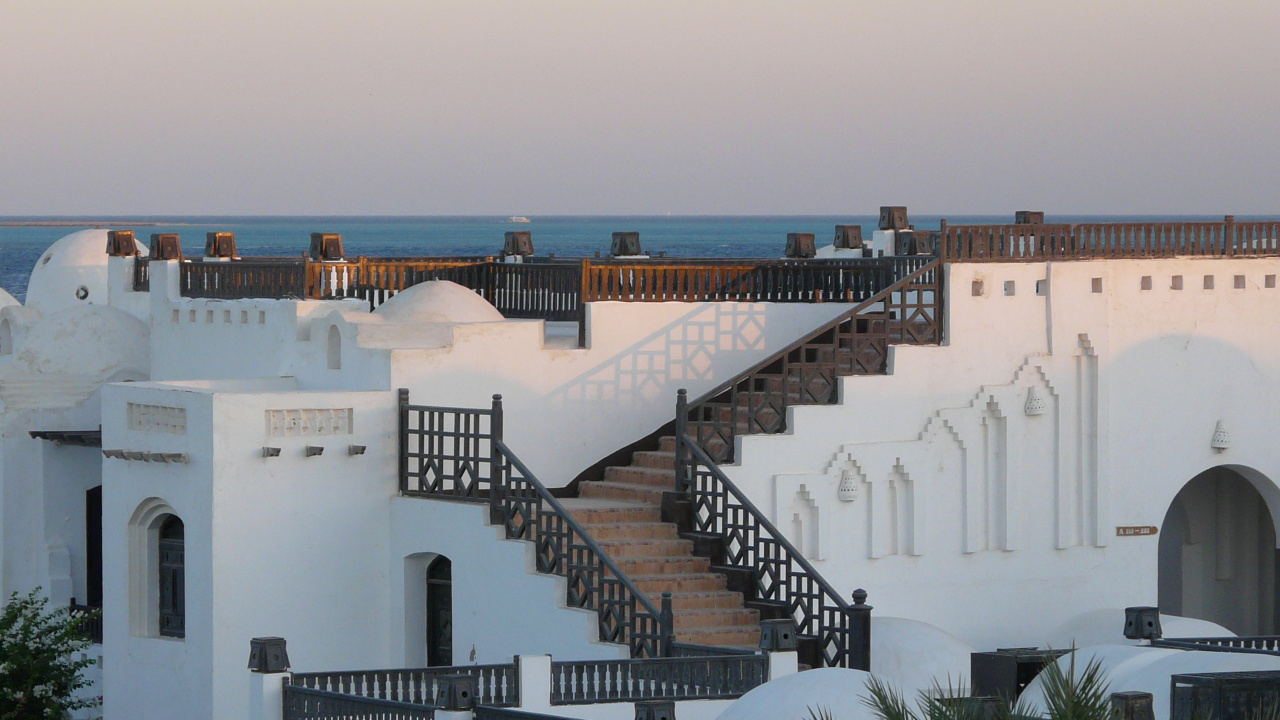 Weißes Betongebäude in Der Nähe Von Grünen Bäumen Tagsüber. Wallpaper in 1280x720 Resolution