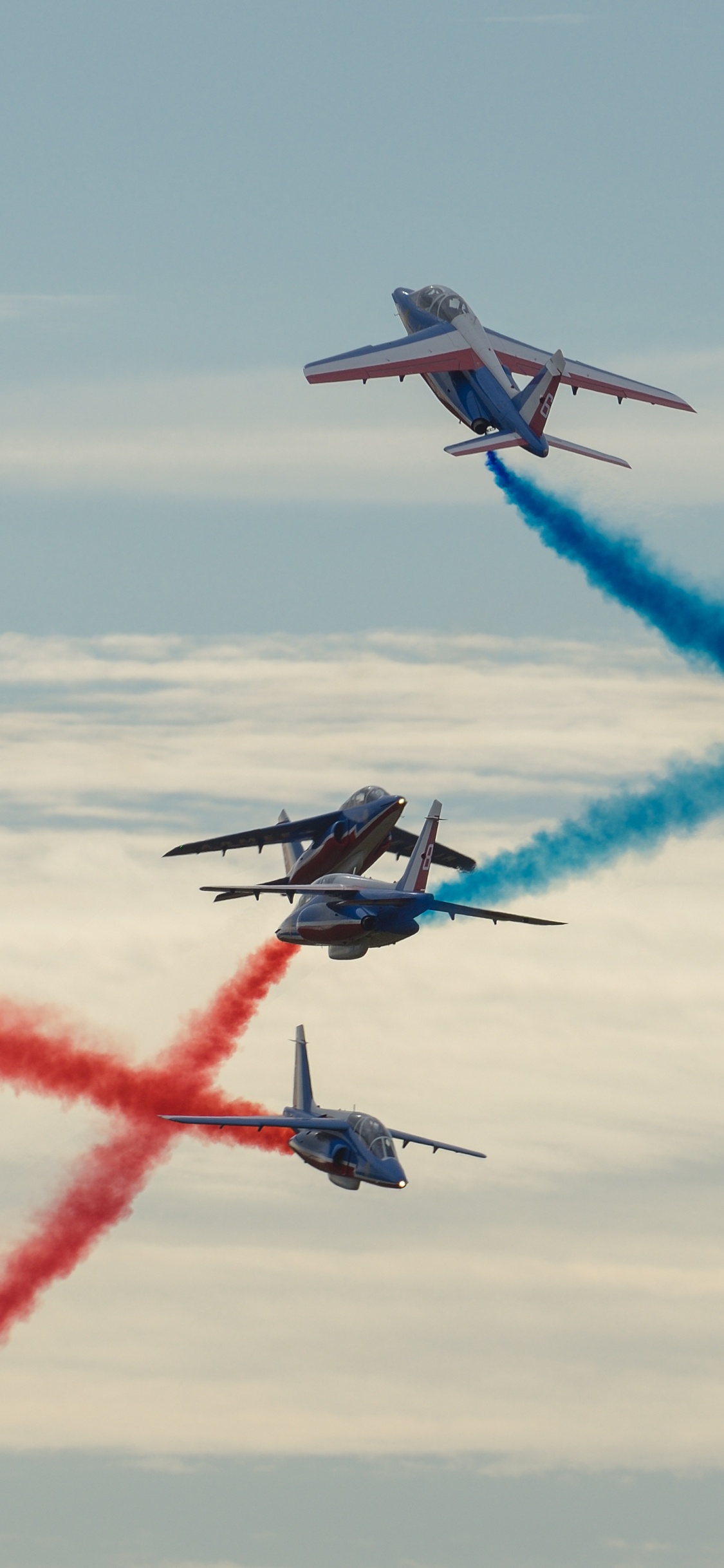 Blaues Und Rotes Düsenflugzeug im Flug. Wallpaper in 1125x2436 Resolution