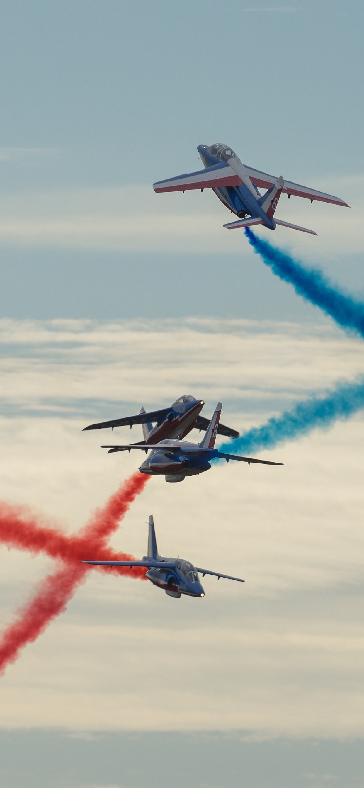 Blaues Und Rotes Düsenflugzeug im Flug. Wallpaper in 1242x2688 Resolution