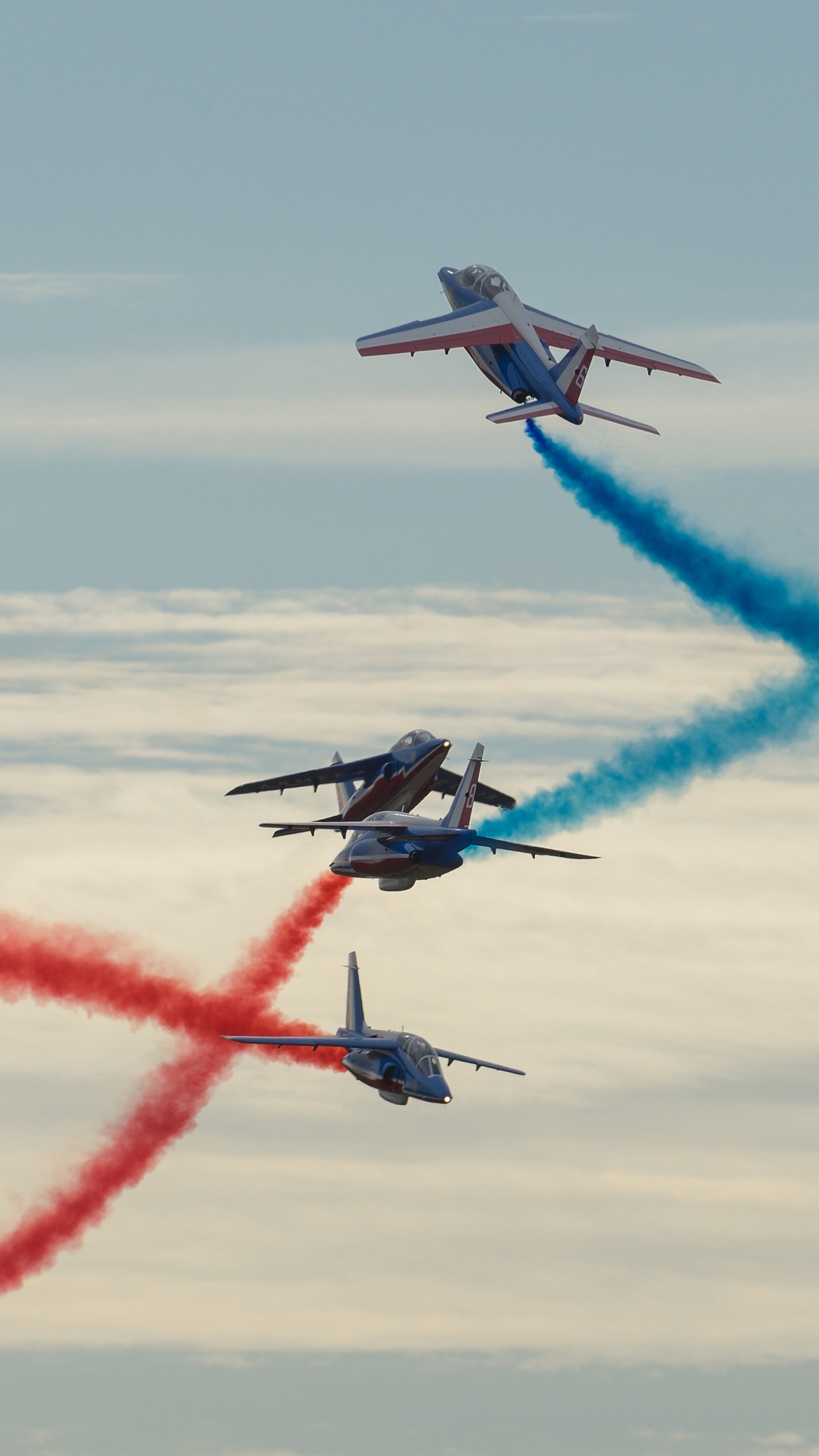 Blaues Und Rotes Düsenflugzeug im Flug. Wallpaper in 1440x2560 Resolution