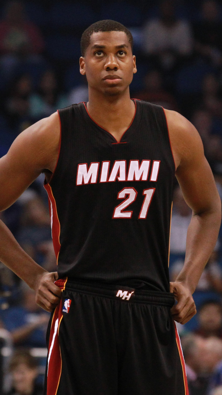 Basketball Players in Basketball Court. Wallpaper in 750x1334 Resolution