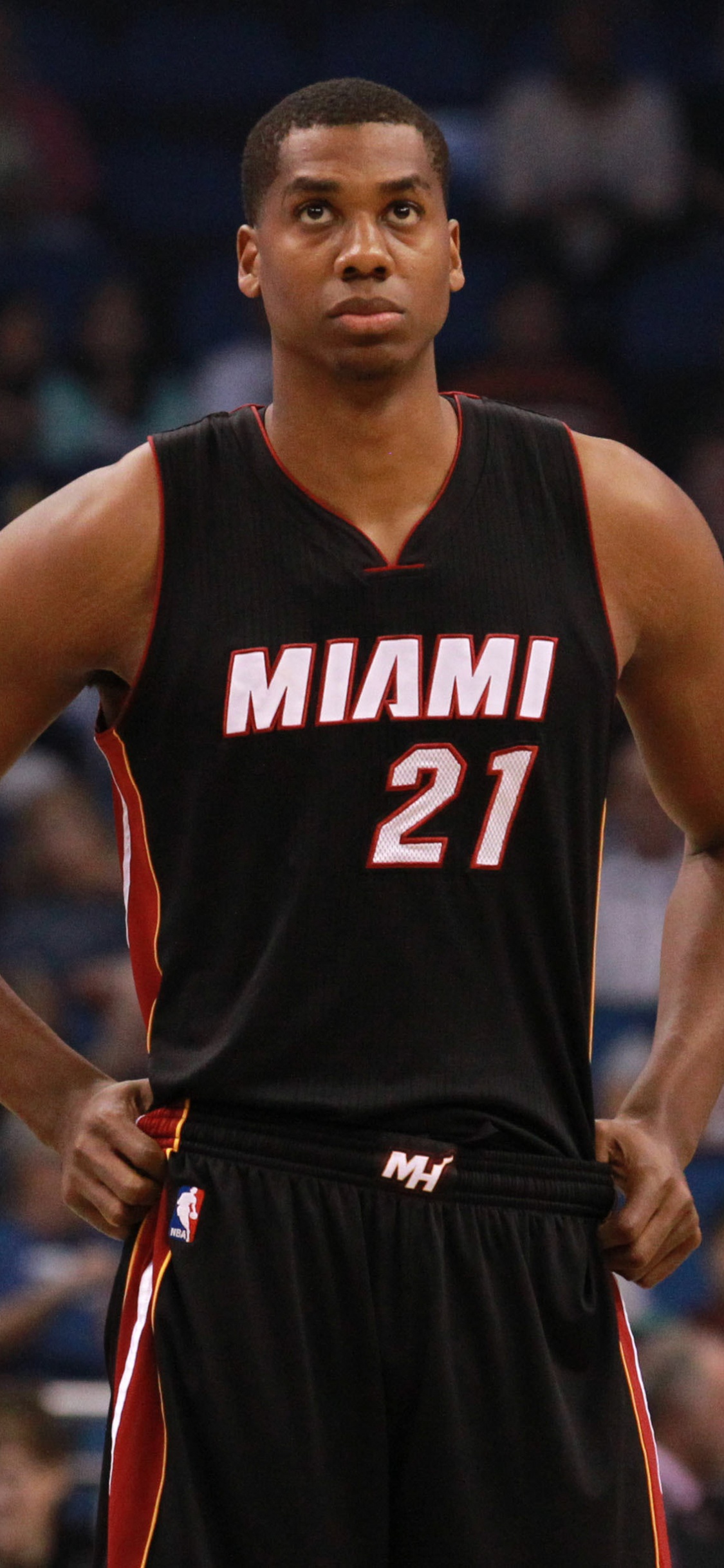 Joueurs de Basket-ball Dans un Terrain de Basket. Wallpaper in 1125x2436 Resolution