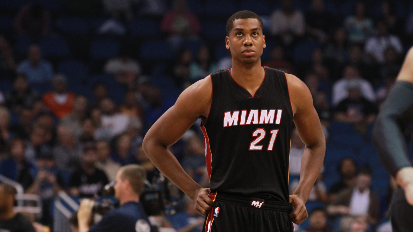 Joueurs de Basket-ball Dans un Terrain de Basket. Wallpaper in 1366x768 Resolution