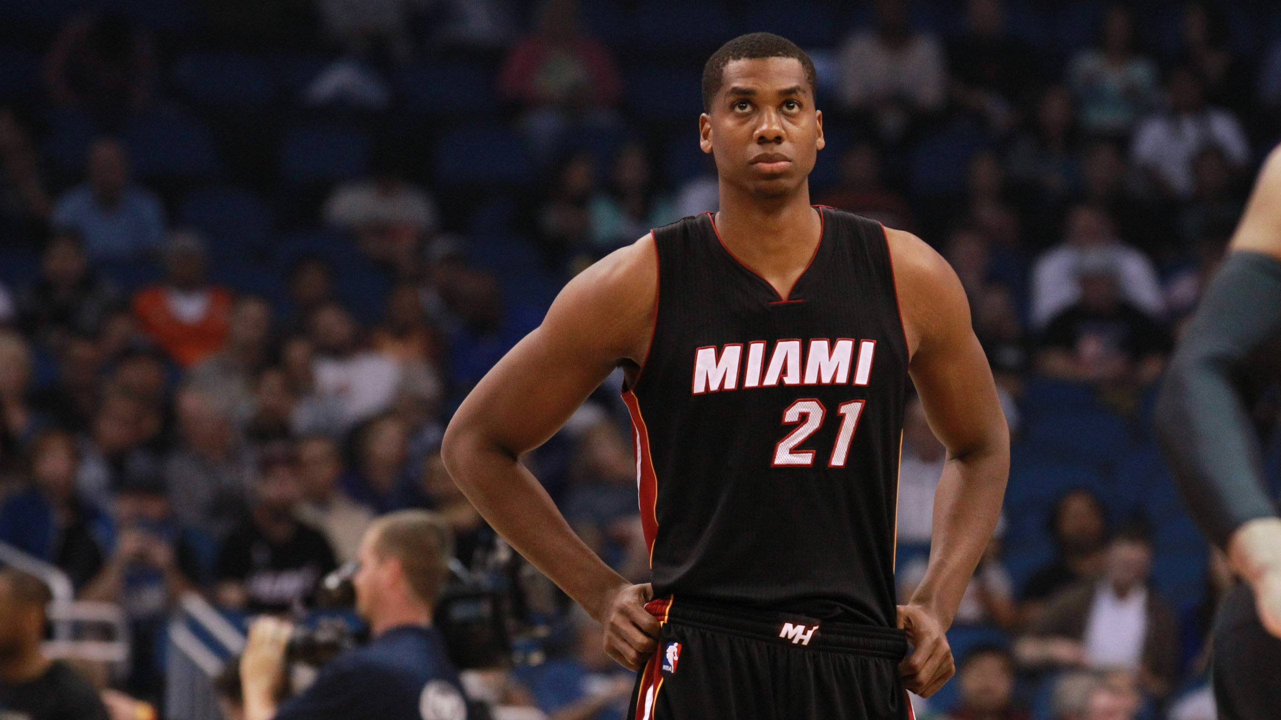 Joueurs de Basket-ball Dans un Terrain de Basket. Wallpaper in 2560x1440 Resolution