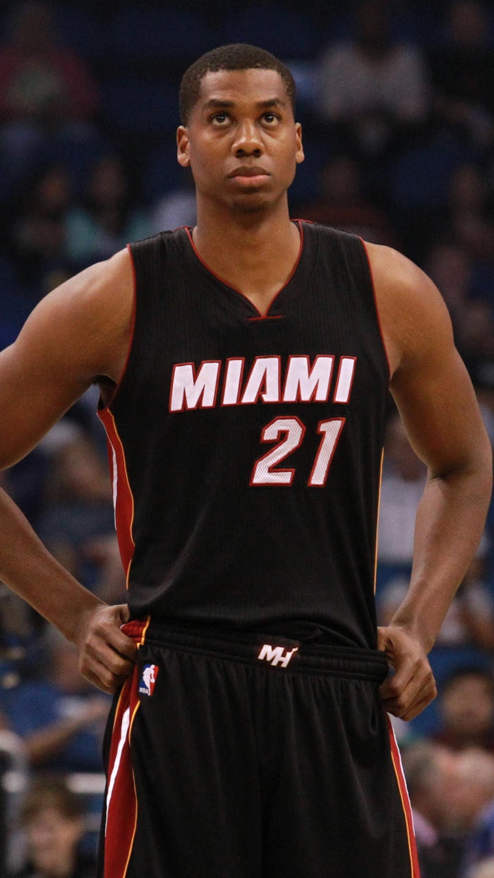 Joueurs de Basket-ball Dans un Terrain de Basket. Wallpaper in 720x1280 Resolution