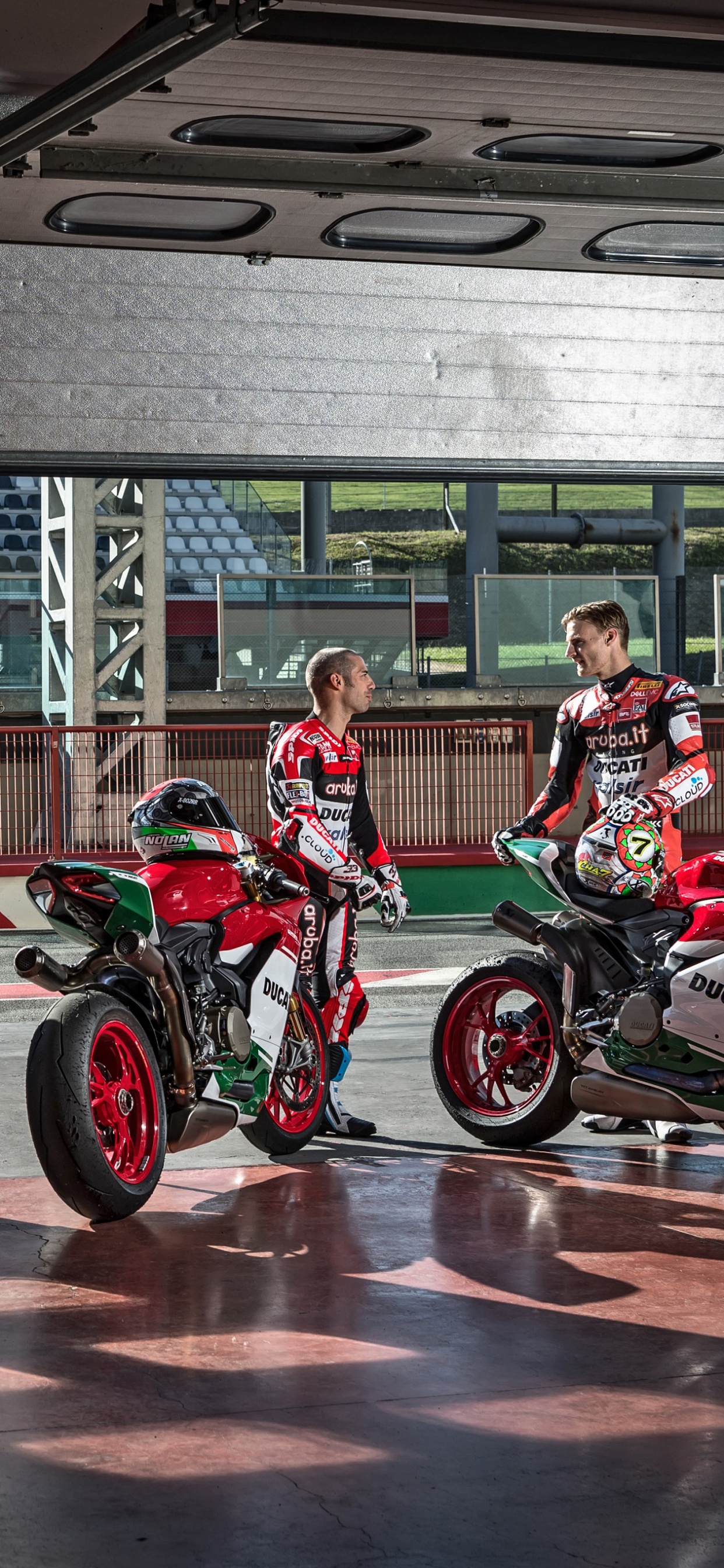 Hombre en Traje de Motocicleta Rojo y Negro Montado en Motocicleta Roja. Wallpaper in 1242x2688 Resolution