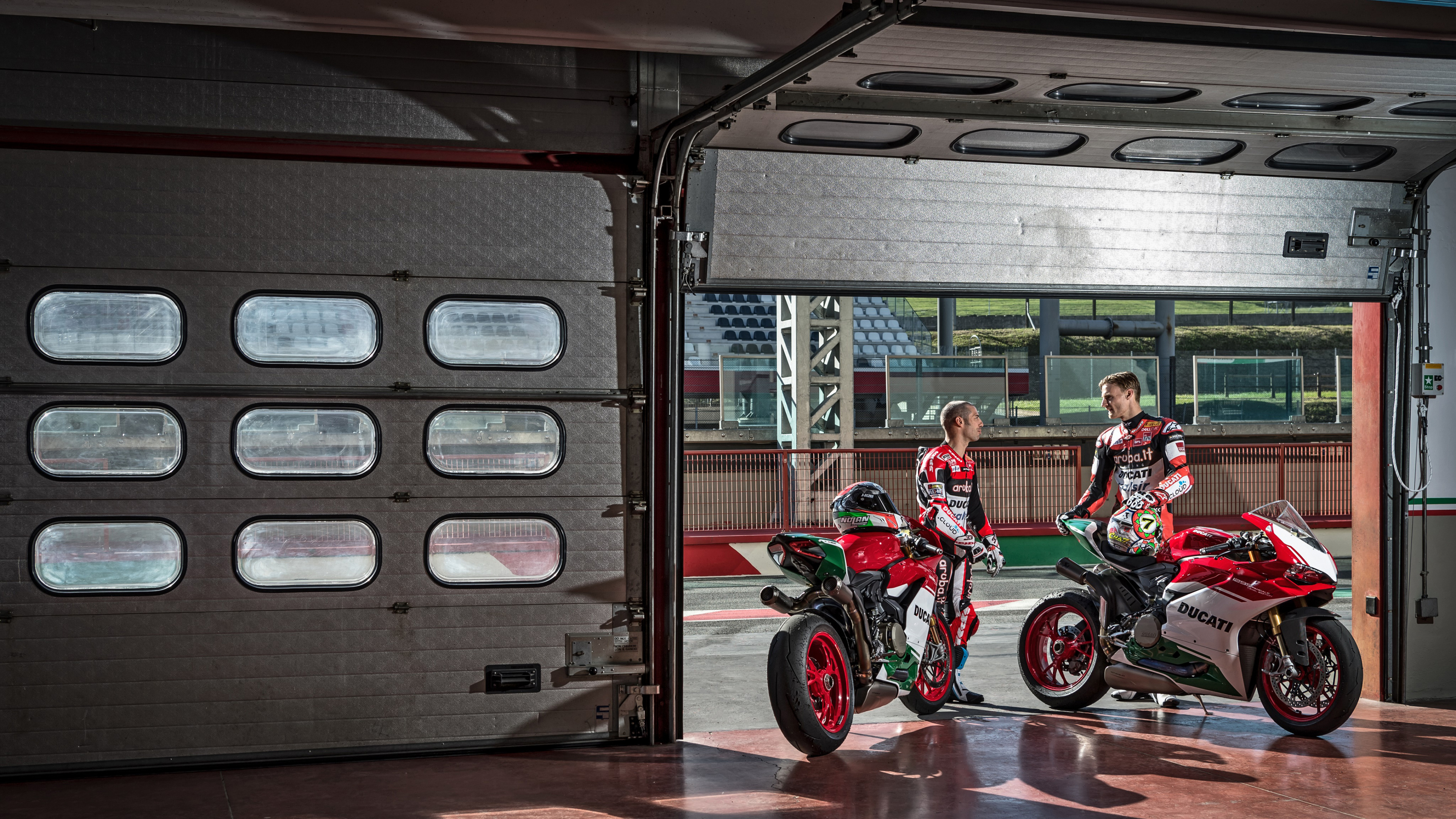 Hombre en Traje de Motocicleta Rojo y Negro Montado en Motocicleta Roja. Wallpaper in 3840x2160 Resolution