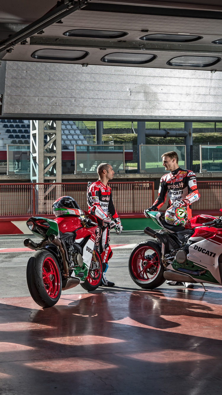 Hombre en Traje de Motocicleta Rojo y Negro Montado en Motocicleta Roja. Wallpaper in 750x1334 Resolution