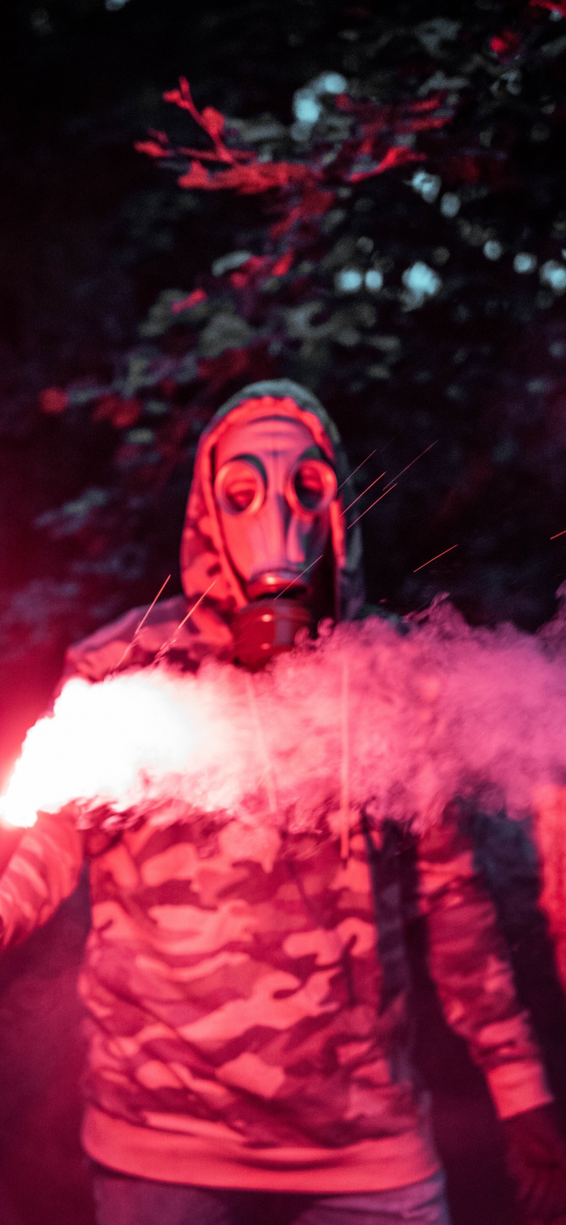 Person in Rot-schwarzem Hoodie Mit Weißem Rauch. Wallpaper in 1125x2436 Resolution