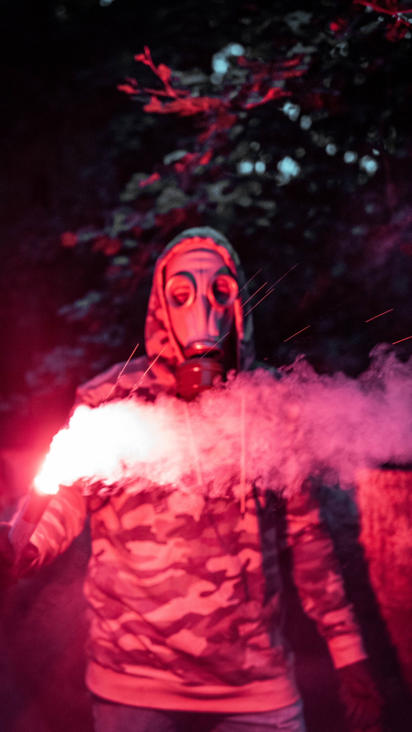 Person in Rot-schwarzem Hoodie Mit Weißem Rauch. Wallpaper in 1440x2560 Resolution