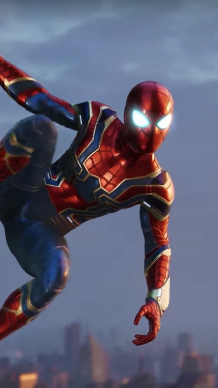 Rote Und Blaue Spider Man Actionfigur. Wallpaper in 720x1280 Resolution