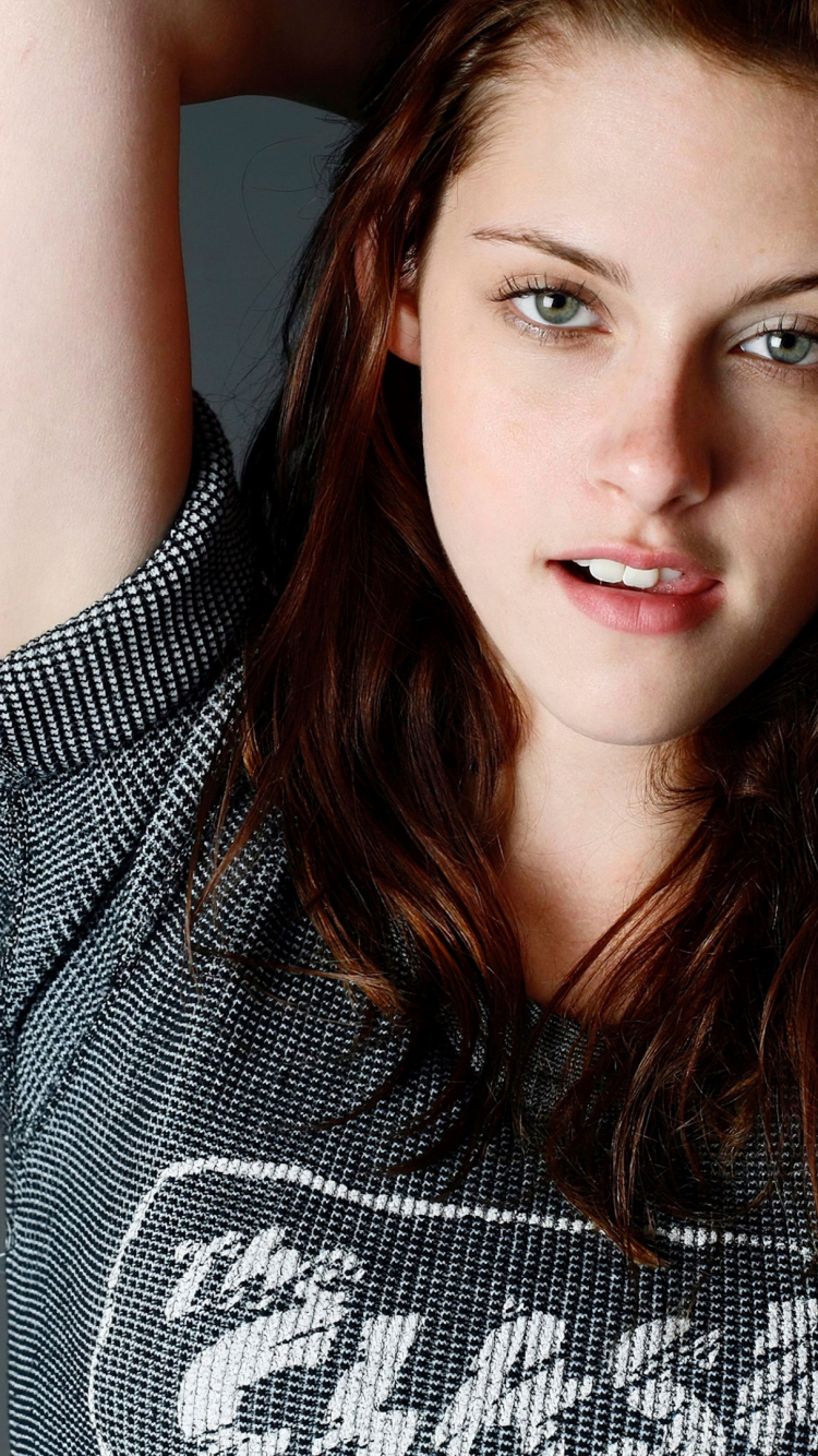 Kristen Stewart, Twilight, Bella Swan, Celebrity, Face. Wallpaper in 750x1334 Resolution