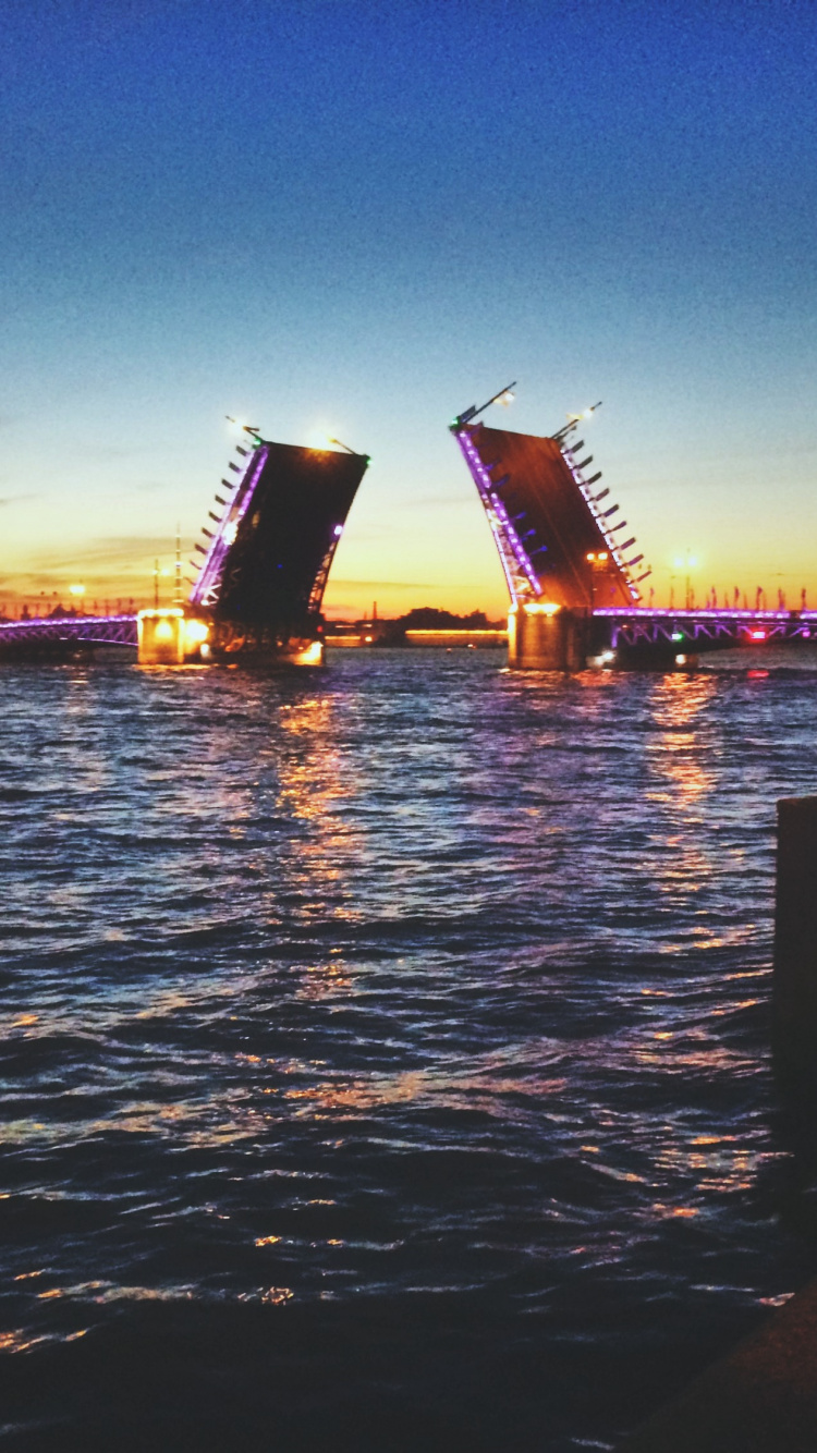 Braunes Holzdock am Gewässer Während Der Nacht. Wallpaper in 750x1334 Resolution