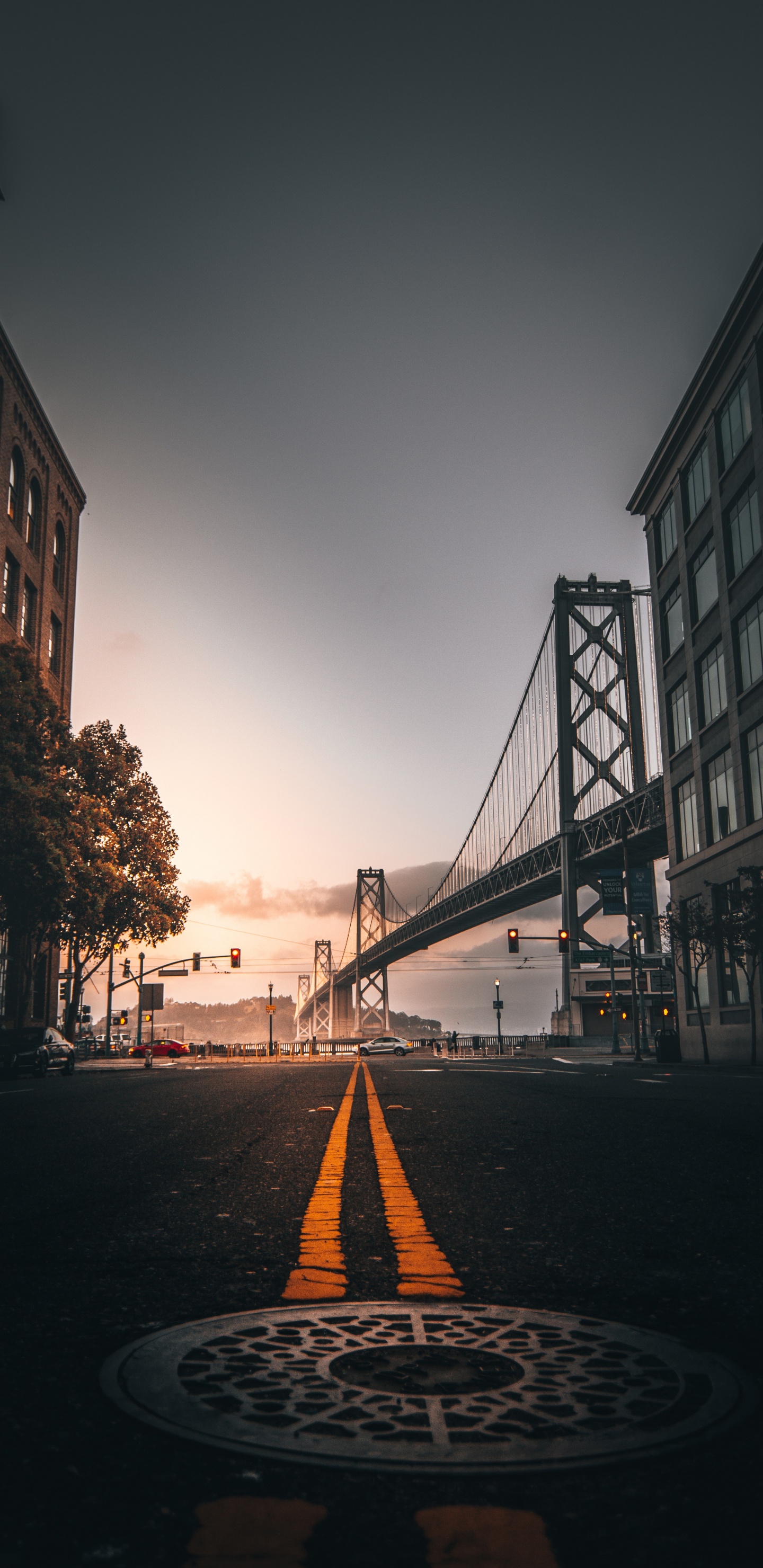 Puente Sobre el Río Durante la Puesta de Sol. Wallpaper in 1440x2960 Resolution