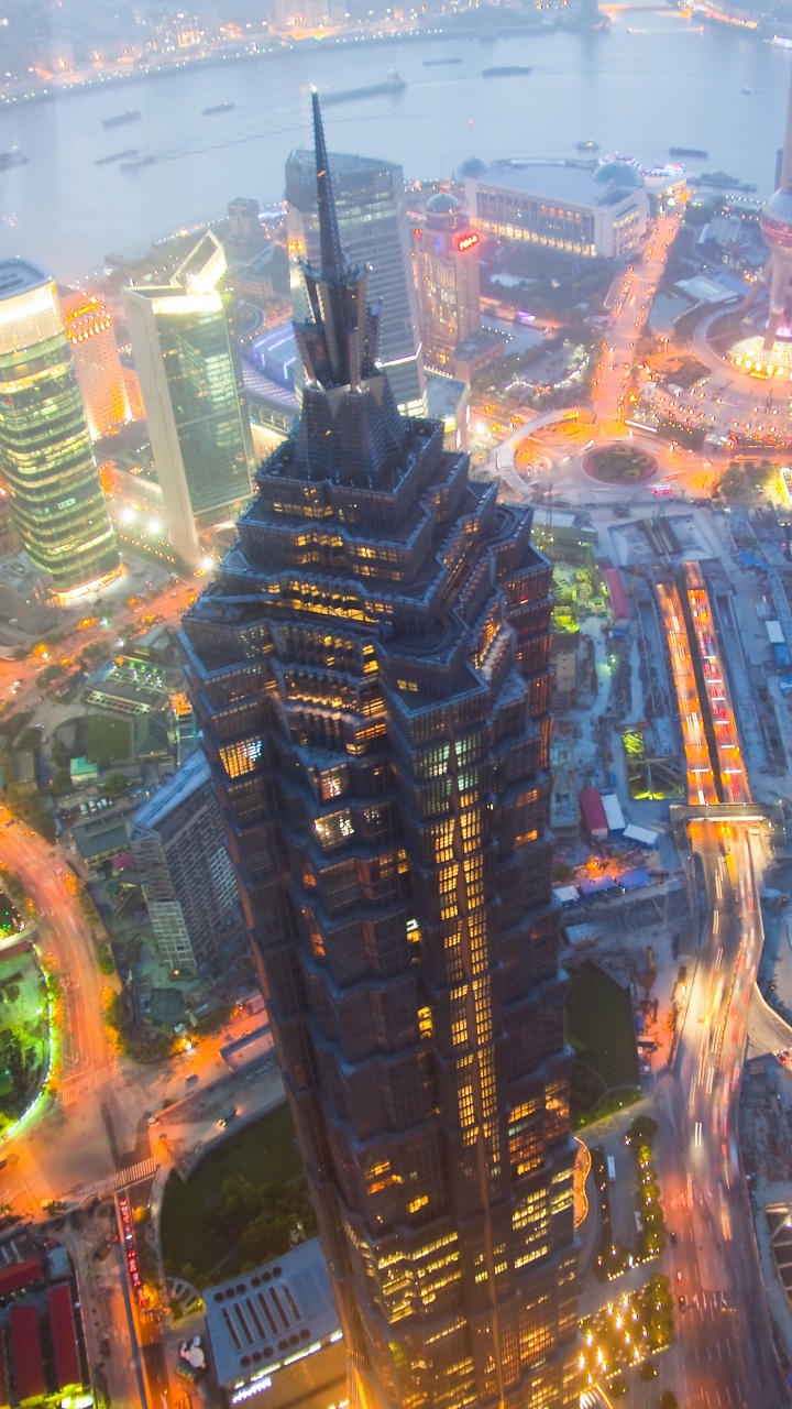 Vista Aérea de Los Edificios de la Ciudad Durante la Noche.. Wallpaper in 720x1280 Resolution