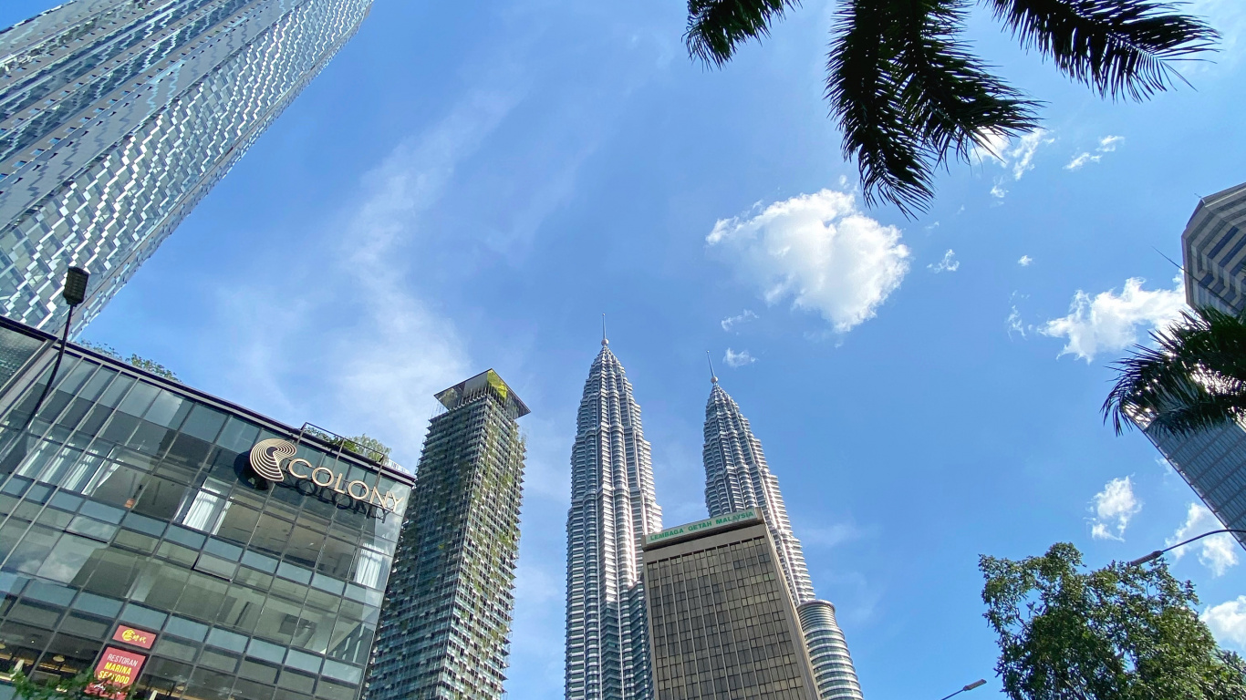 Kuala Lumpur, Malaysien, Palme, Tageszeit, Tower Block. Wallpaper in 1366x768 Resolution