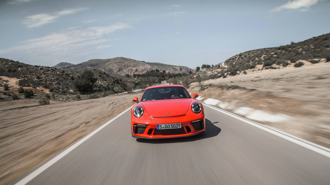 Bmw m 3 Rojo en la Carretera Durante el Día. Wallpaper in 1366x768 Resolution