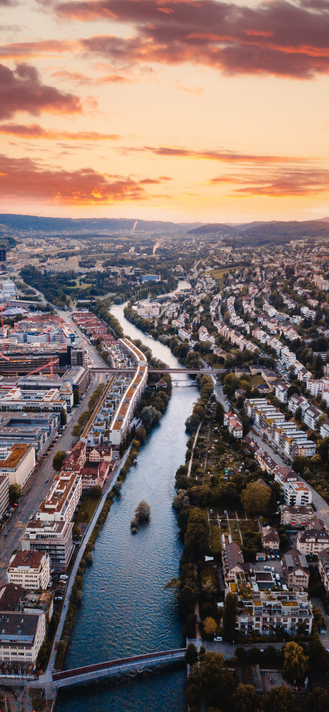 Vue Aérienne Des Bâtiments de la Ville Pendant la Journée. Wallpaper in 1125x2436 Resolution