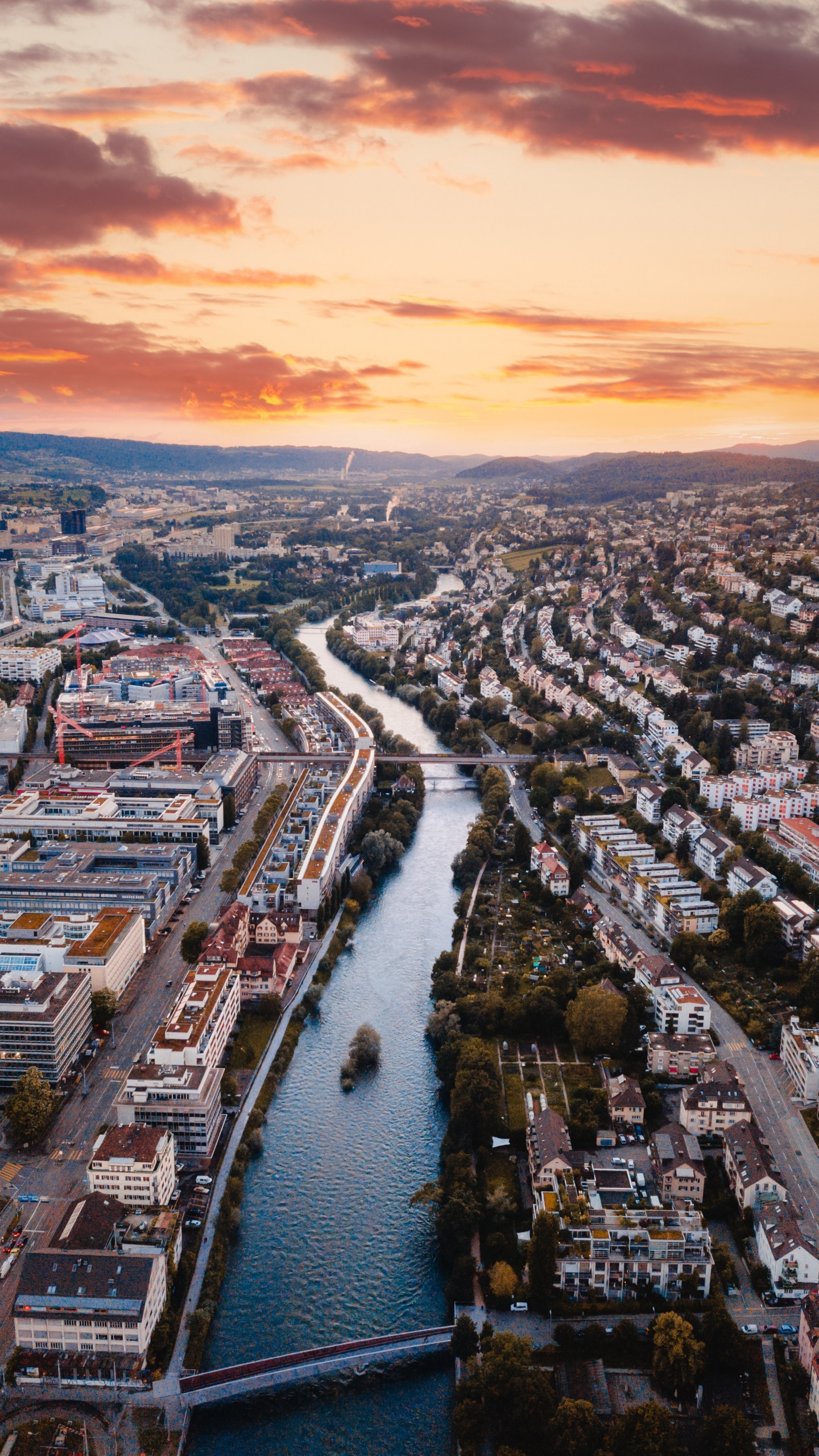 Vue Aérienne Des Bâtiments de la Ville Pendant la Journée. Wallpaper in 1440x2560 Resolution