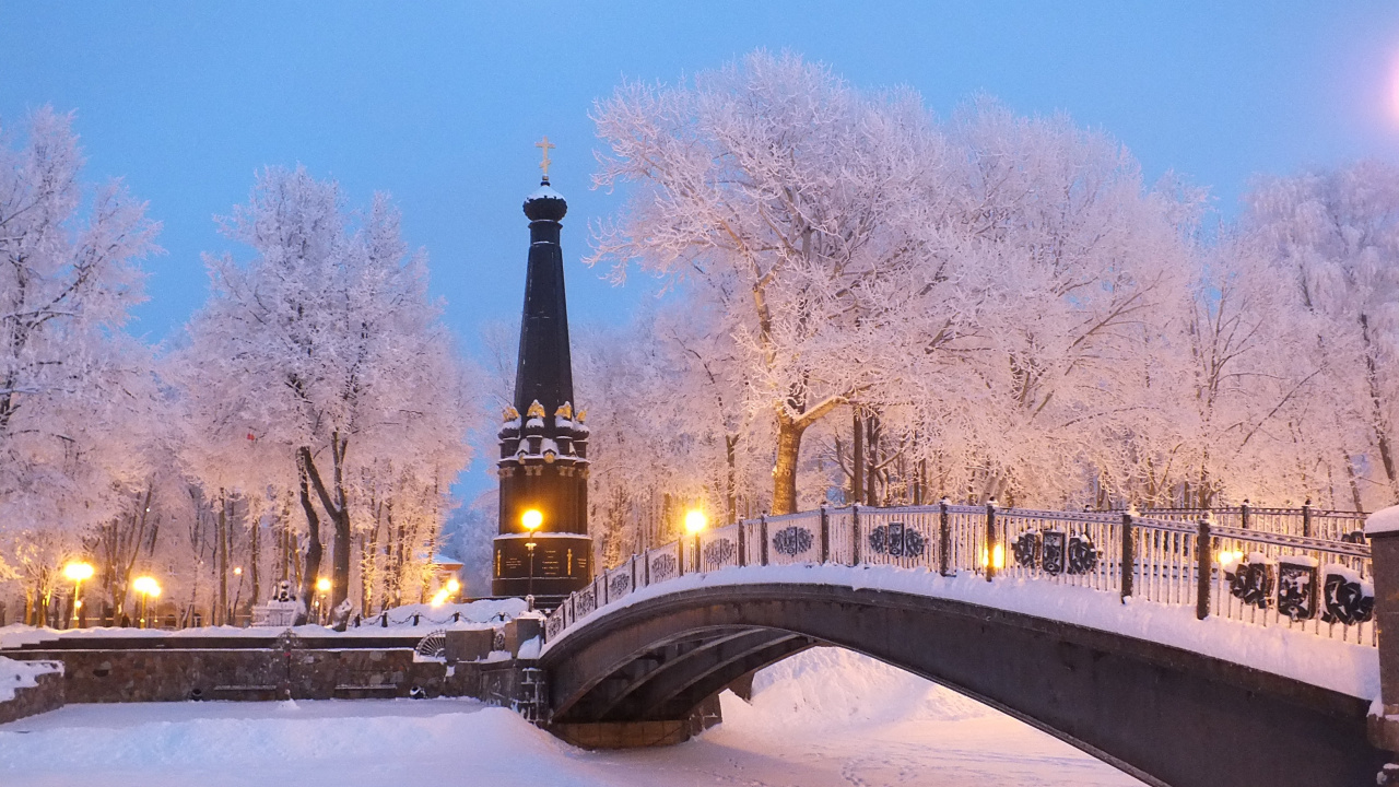 Pont Sur la Rivière Pendant la Nuit. Wallpaper in 1280x720 Resolution