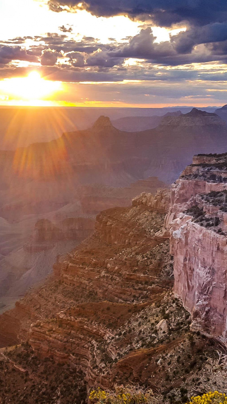 Montagne Rocheuse Brune Sous Des Nuages Blancs Pendant la Journée. Wallpaper in 750x1334 Resolution