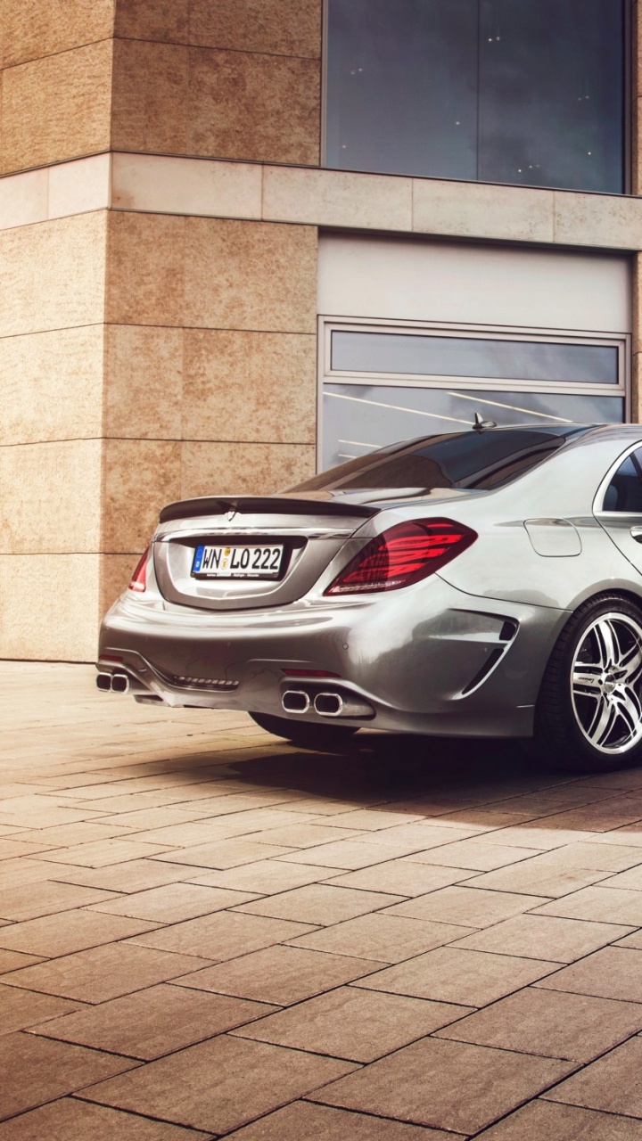 Silbernes Mercedes Benz Coupé Neben Braunem Backsteingebäude Geparkt. Wallpaper in 720x1280 Resolution