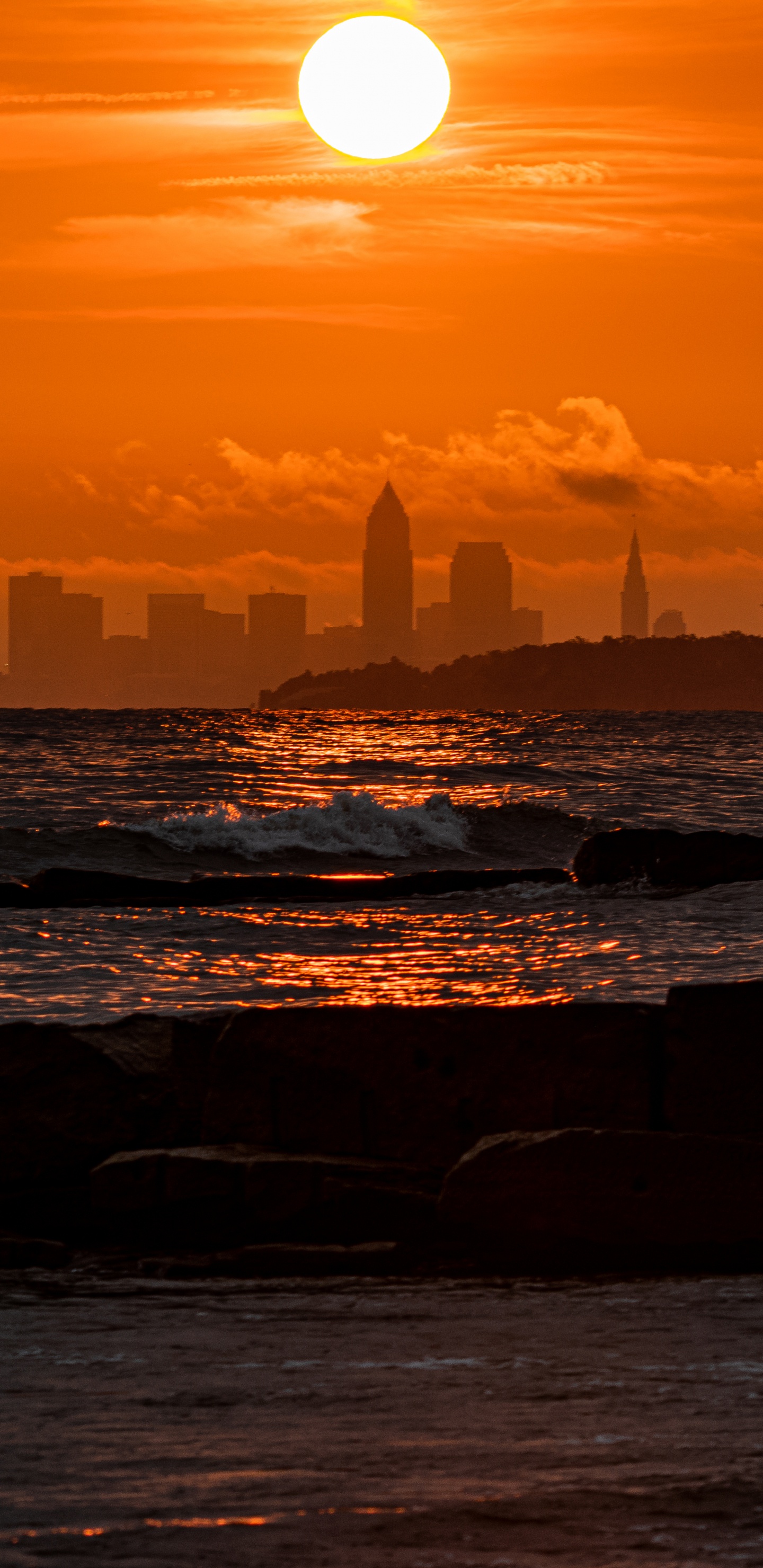 Silueta Del Horizonte de la Ciudad Durante la Puesta de Sol. Wallpaper in 1440x2960 Resolution