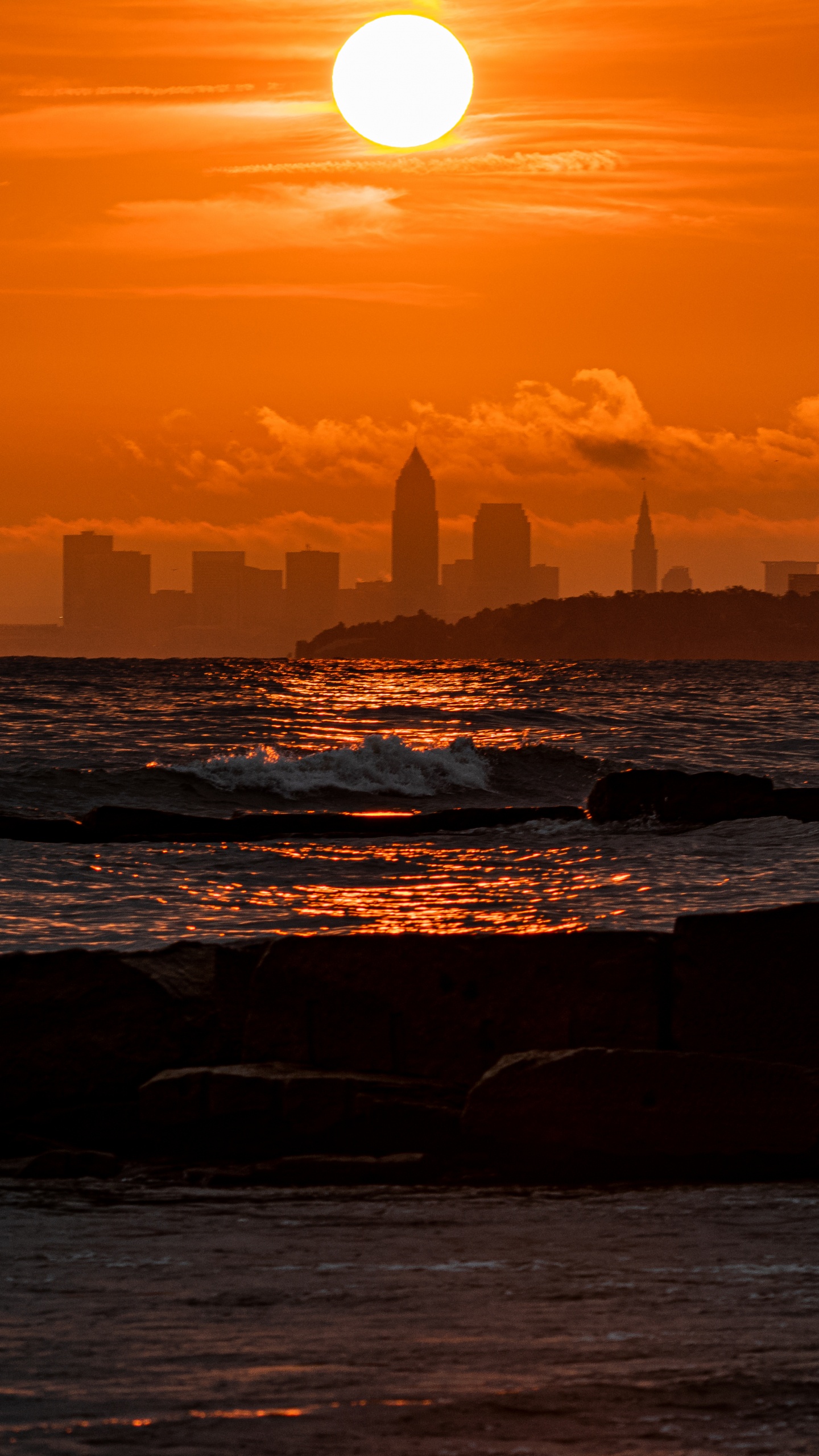 Silhouette of City Skyline During Sunset. Wallpaper in 1440x2560 Resolution