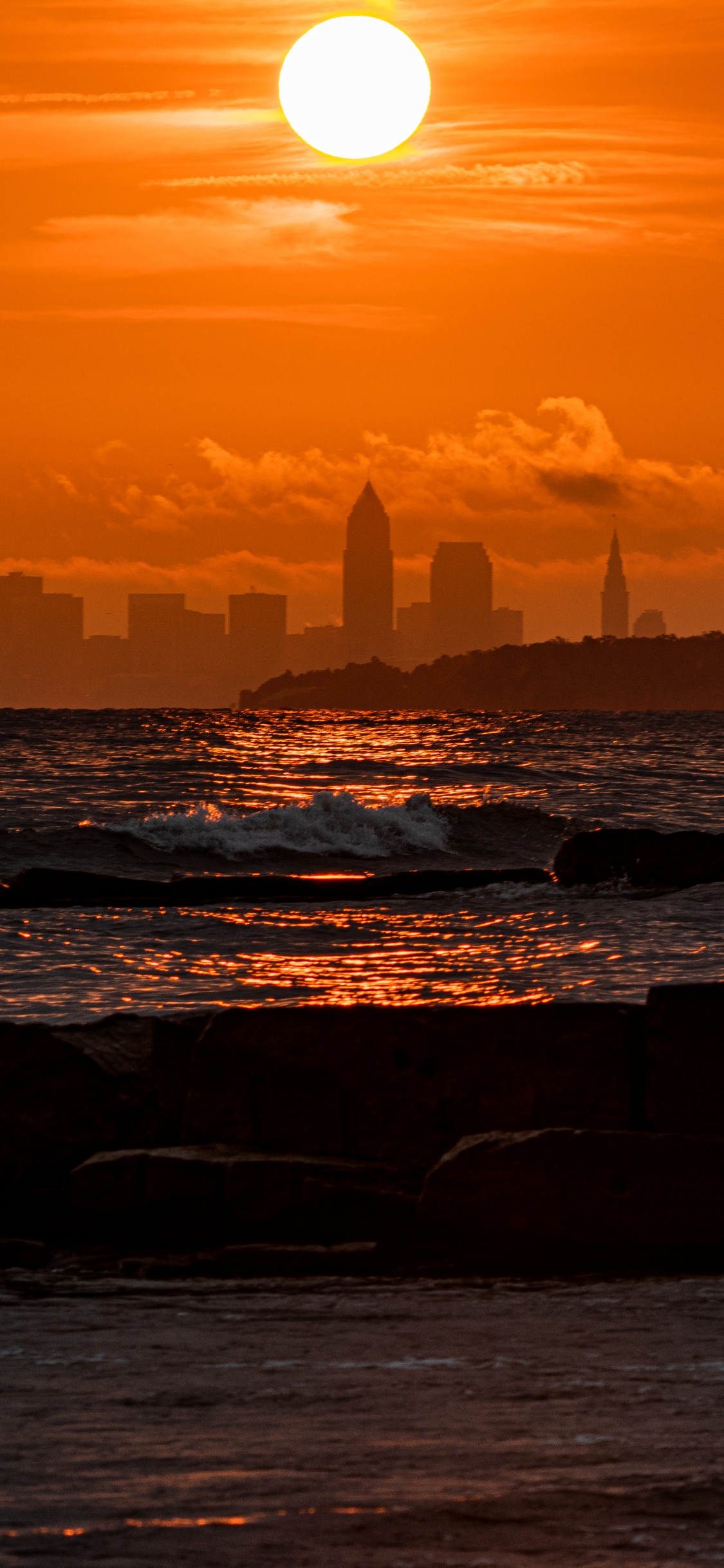 Silhouette Des Toits de la Ville Pendant le Coucher du Soleil. Wallpaper in 1125x2436 Resolution