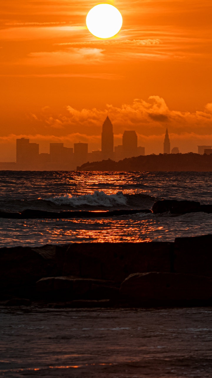 Silhouette Des Toits de la Ville Pendant le Coucher du Soleil. Wallpaper in 720x1280 Resolution