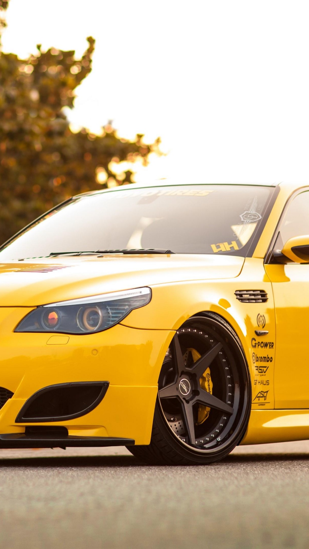 Mercedes Benz Coupe Amarillo en la Carretera Durante el Día. Wallpaper in 1080x1920 Resolution