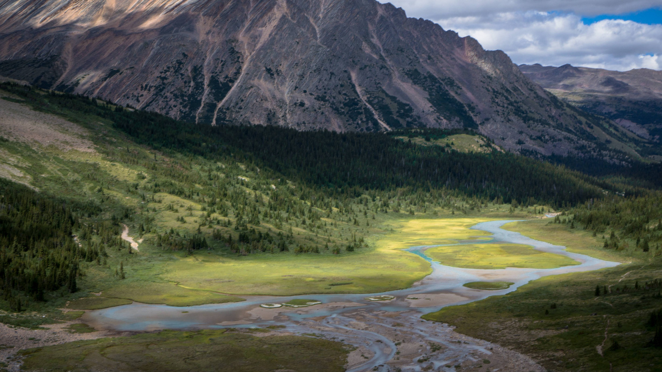 Grüne Wiese in Der Nähe Des Berges Unter Bewölktem Himmel Tagsüber Sky. Wallpaper in 1366x768 Resolution