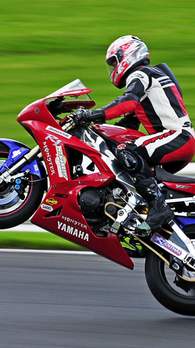 Hombre en Traje de Motocicleta Rojo y Negro Montado en Bicicleta Deportiva Roja. Wallpaper in 750x1334 Resolution