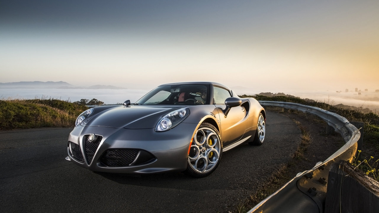 Porsche 911 de Oro en la Carretera Durante el Día. Wallpaper in 1280x720 Resolution