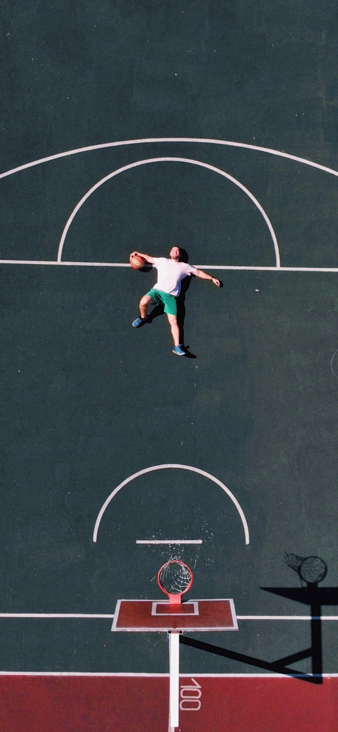 2 Hommes Jouant au Basket Sur un Terrain de Basket. Wallpaper in 1125x2436 Resolution